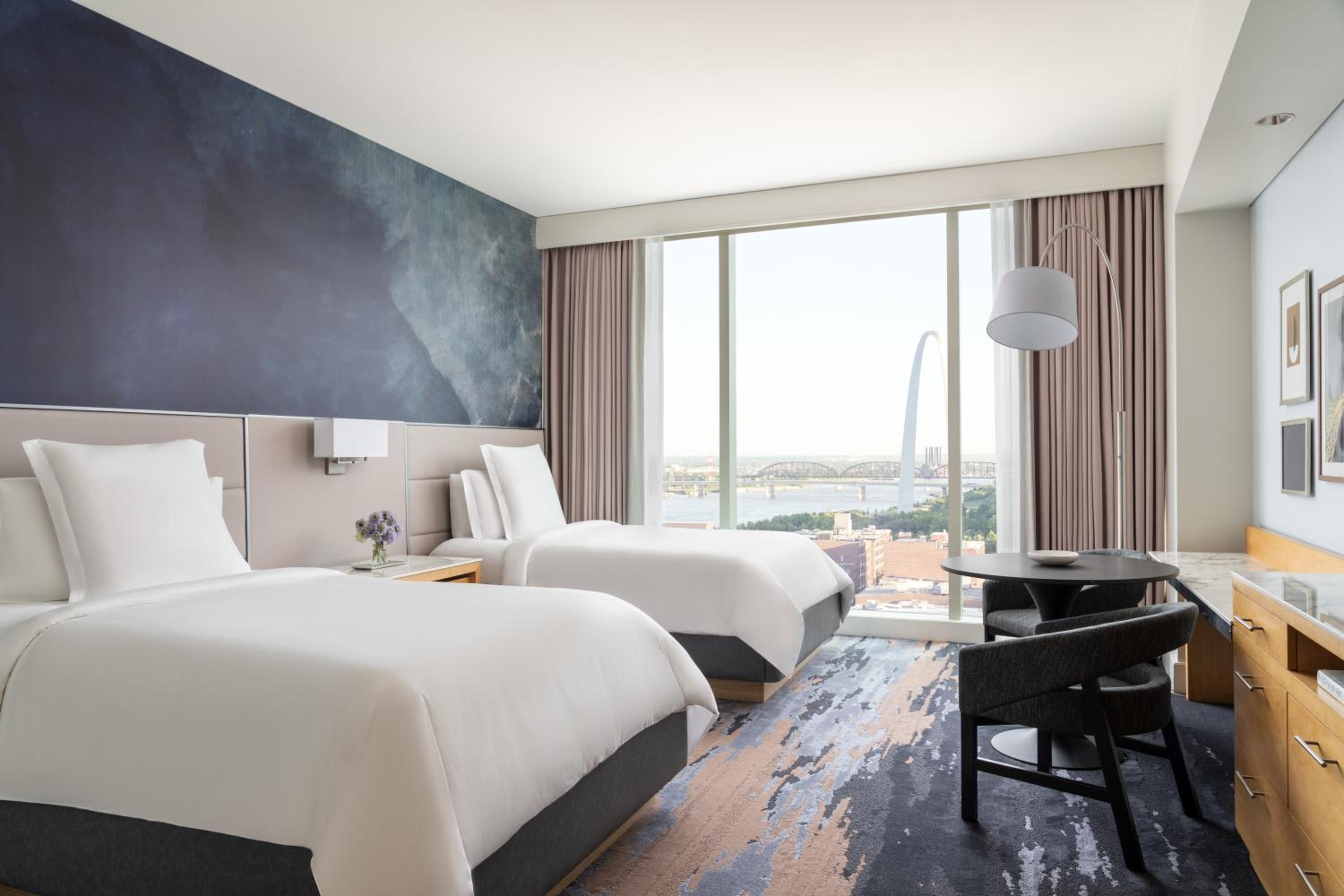 Premier Room with Two Double Beds and Arch View - Photo 3