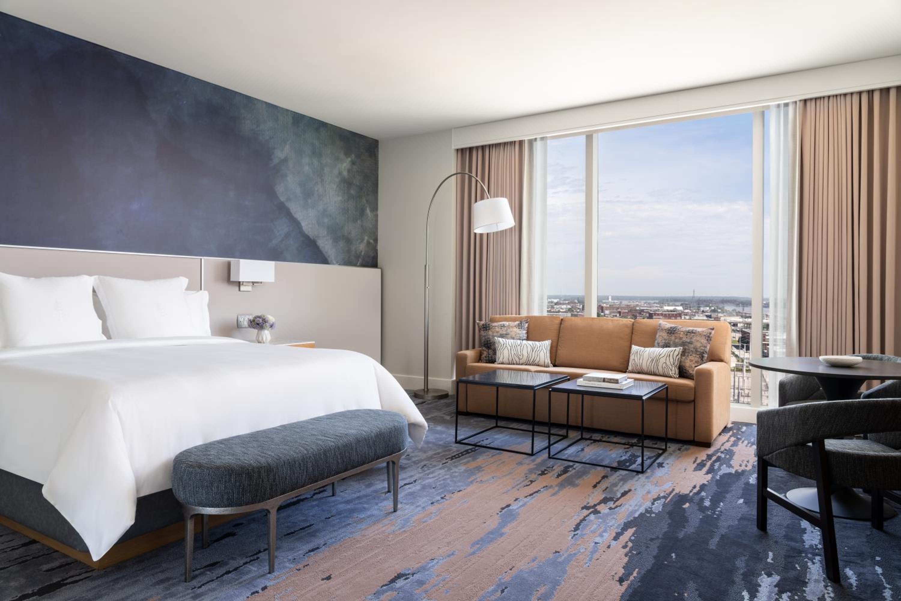 Grand Premier King Room with City View - Photo 4