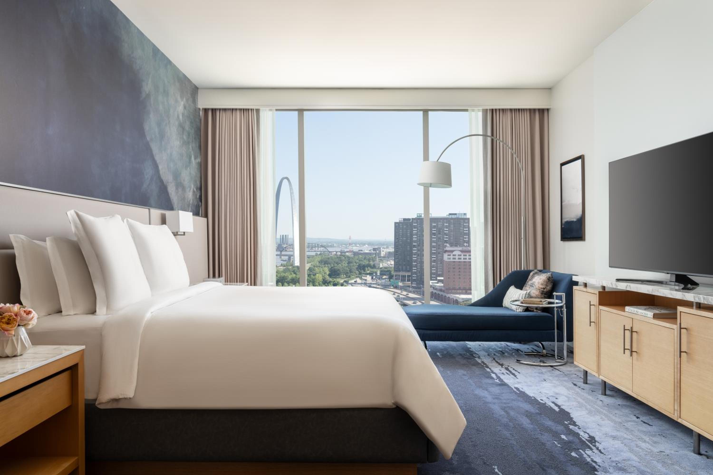 One-Bedroom King Suite - Disability Access Arch View - Photo 2
