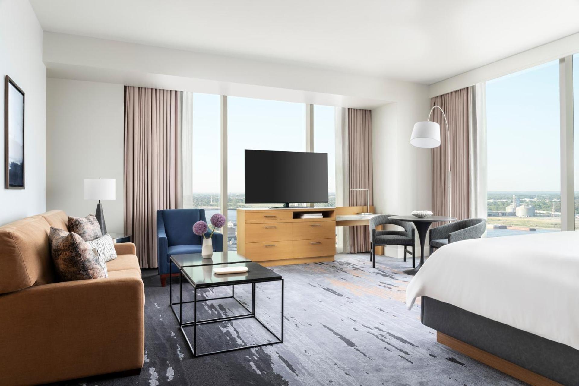 Four Seasons Riverfront Room - Photo 1
