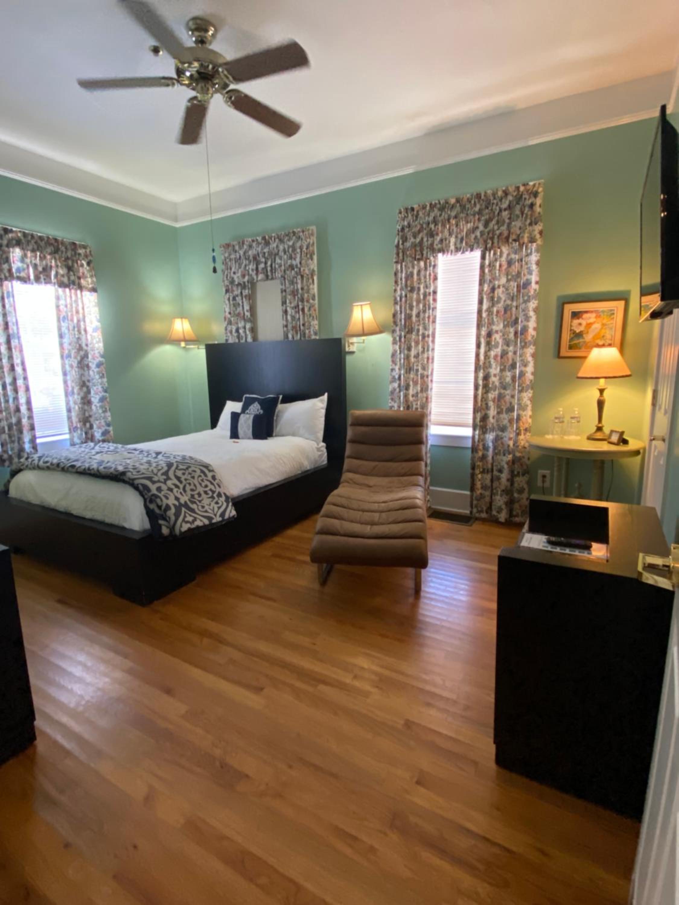 Deluxe Queen Room
