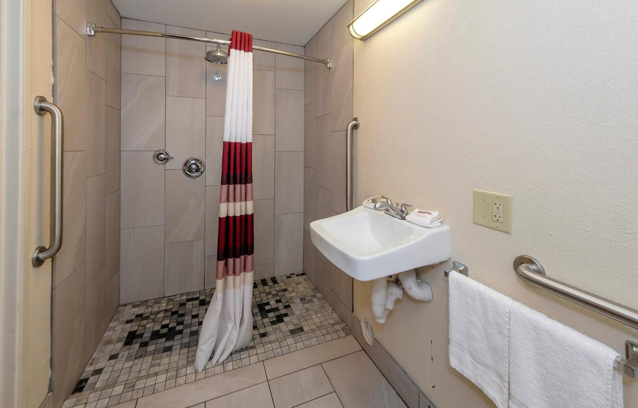 Deluxe King Room Disability Access Roll-ln Shower Smoke Free - Photo 2