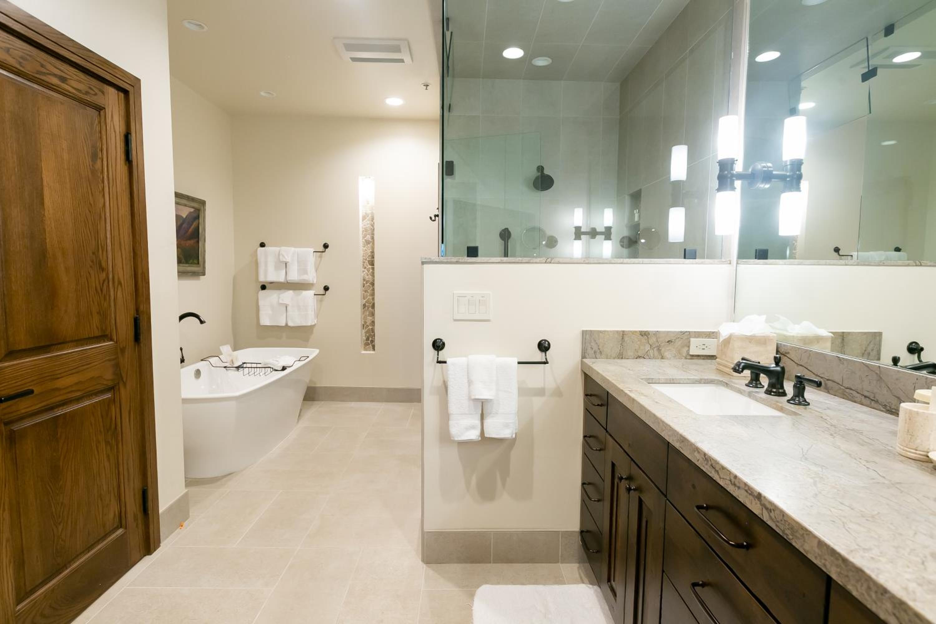 Luxury One Bedroom with Mountain View - Photo 2
