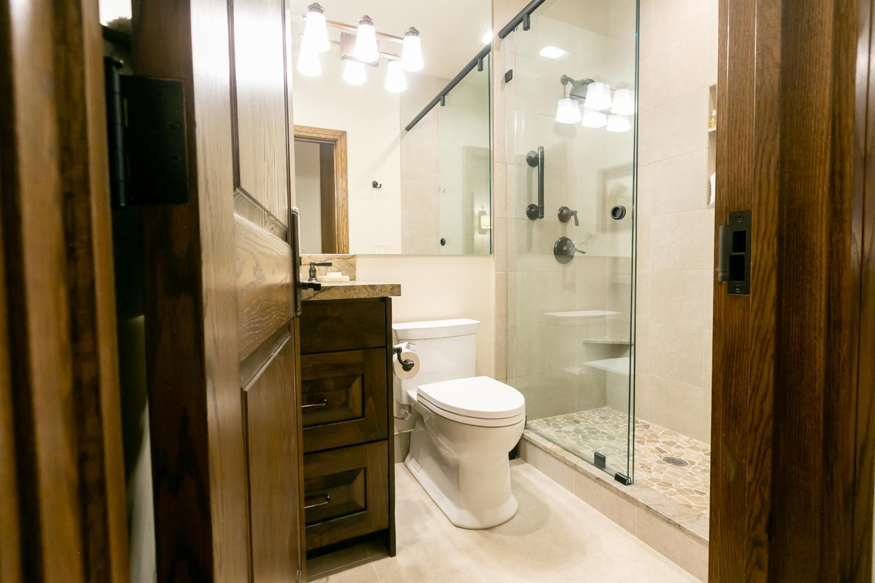 Luxury One Bedroom with Mountain View - Photo 4