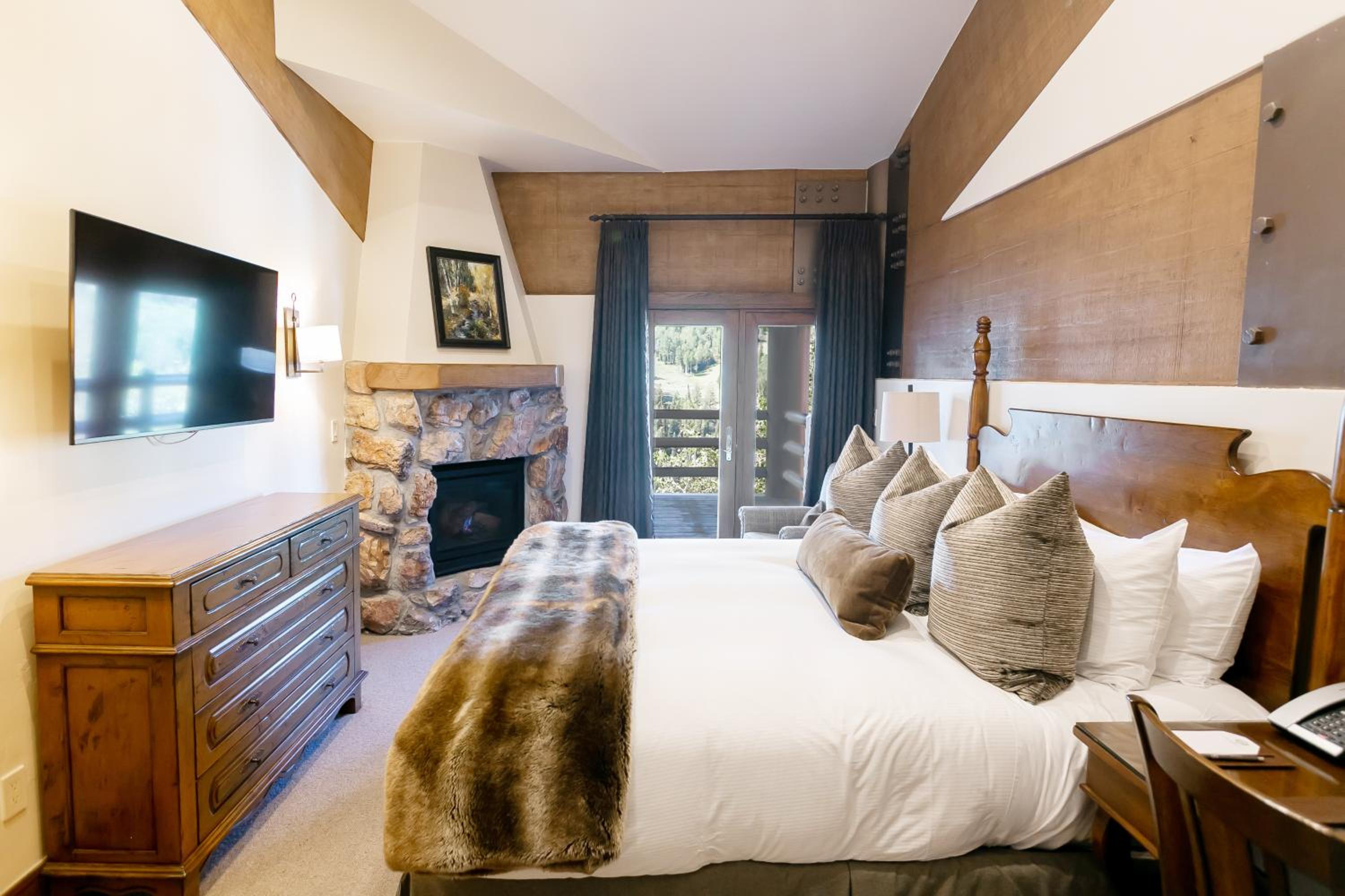 Luxury One Bedroom with Mountain View - Photo 1