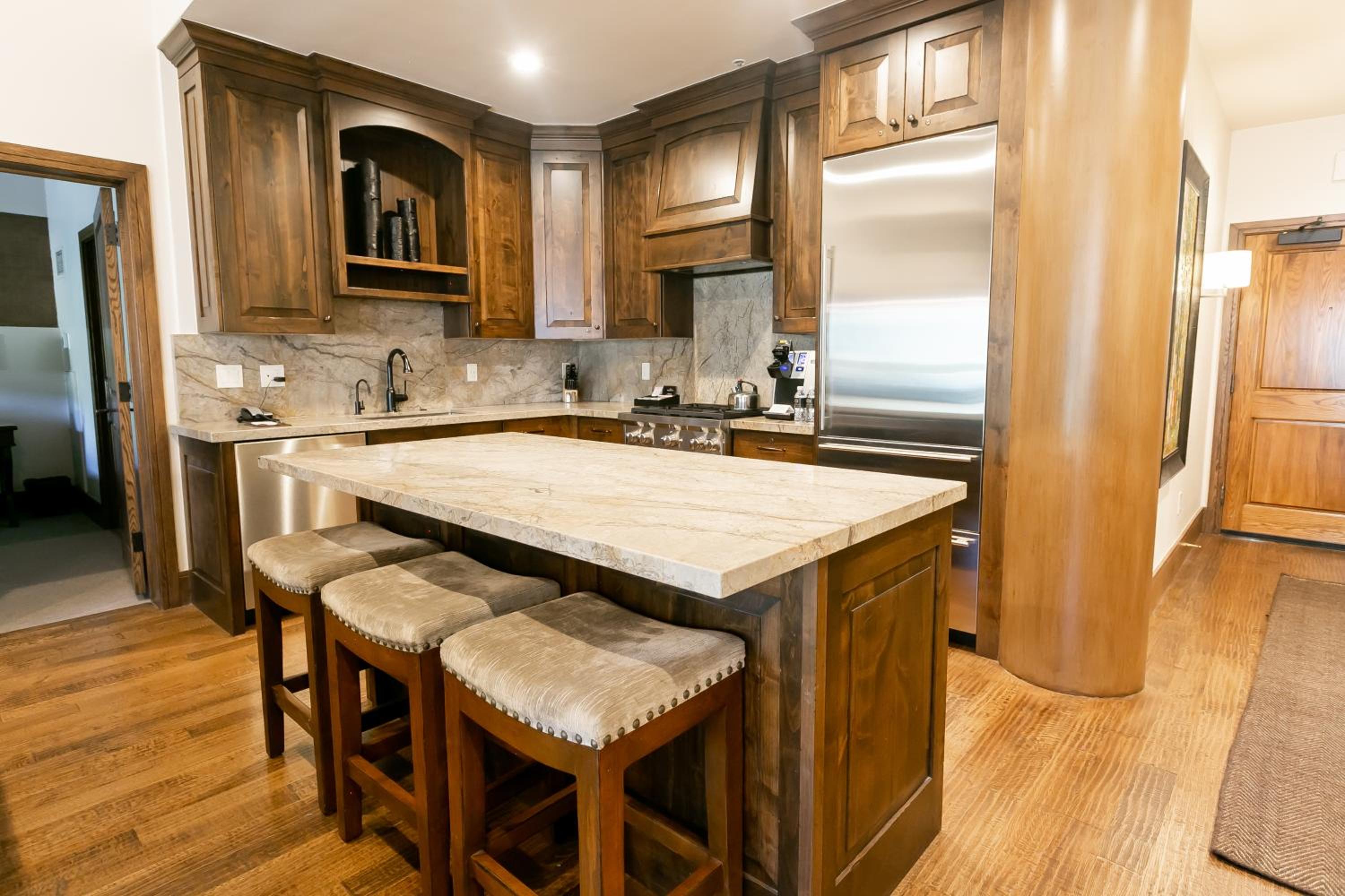 Luxury One Bedroom with Mountain View - Photo 5