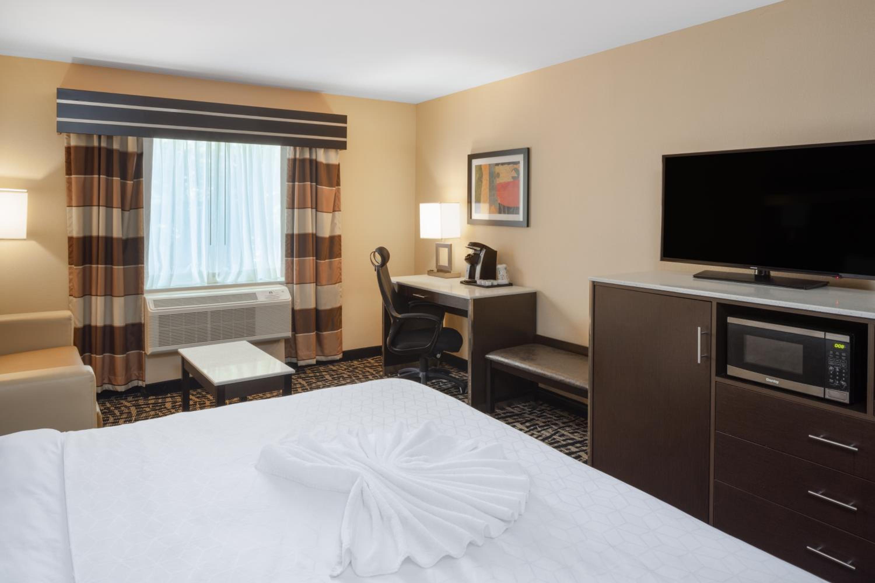 Standard King Room with Sofa Bed - Photo 10