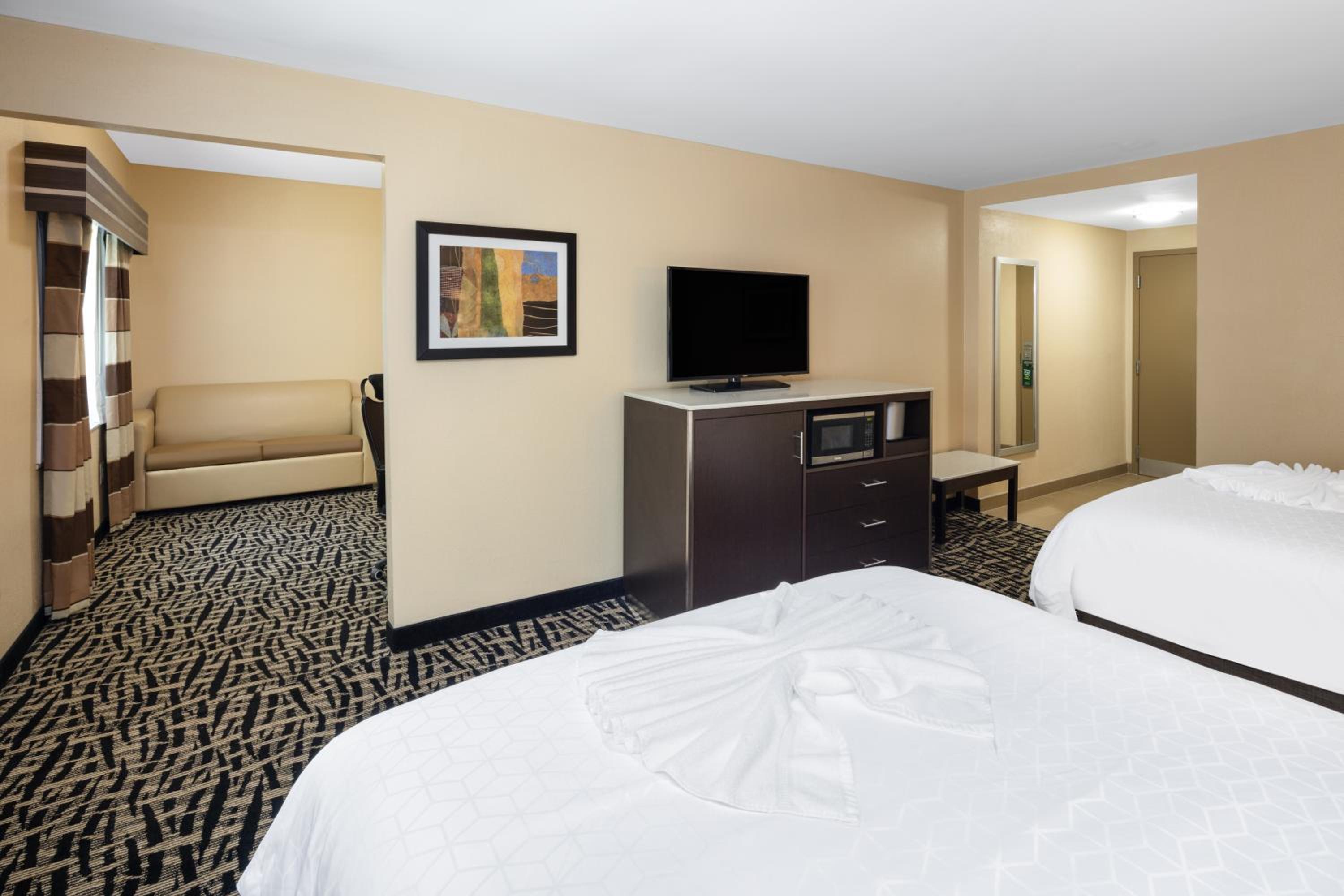 Queen Suite with Two Queen Beds - Photo 1