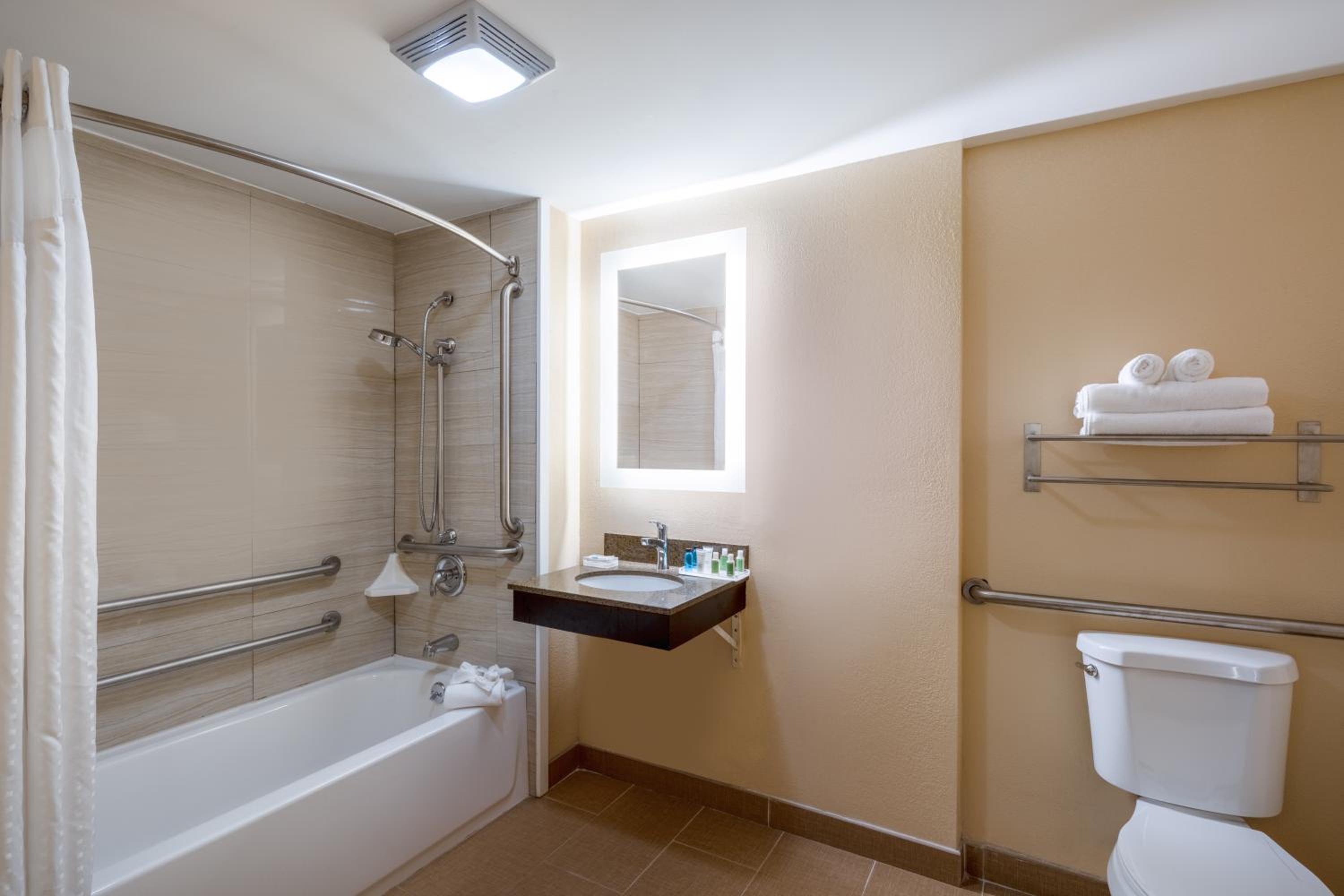 Standard King Room with Mobility Accessible Tub - Photo 10