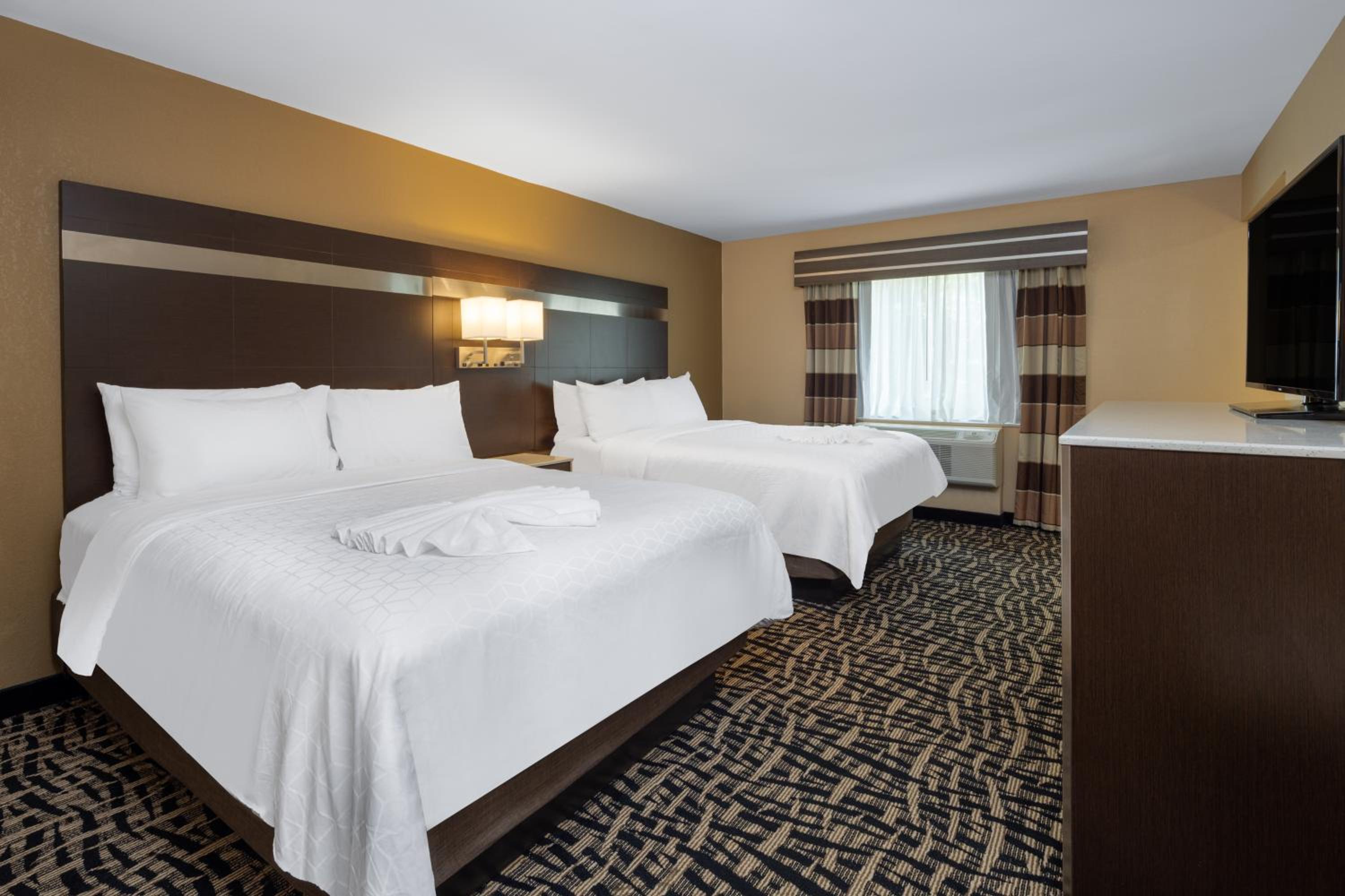 Standard Room with Two Queen Beds - Photo 11