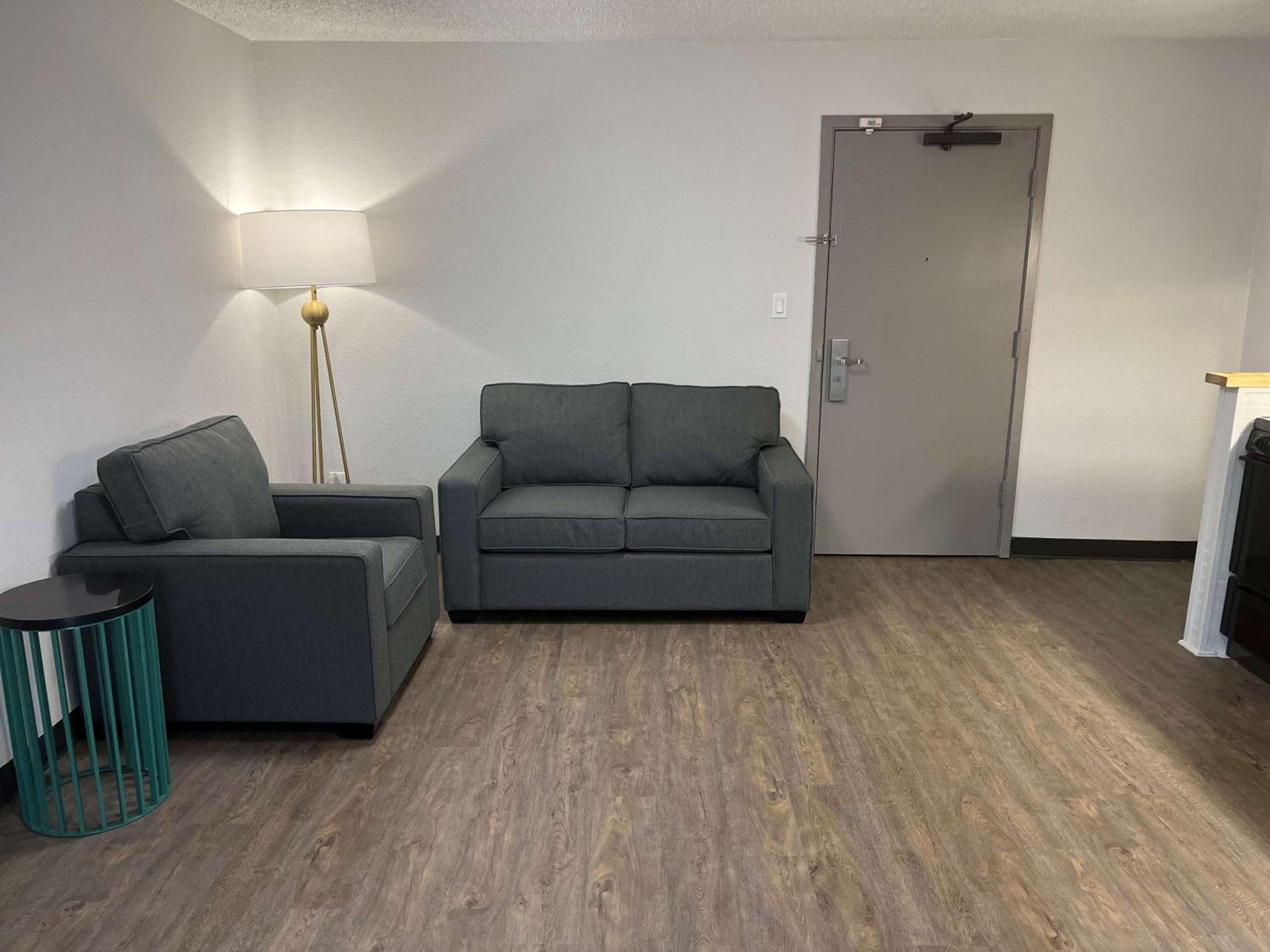 King Suite with Balcony - Pool View/Kitchenette/Non-Smoking