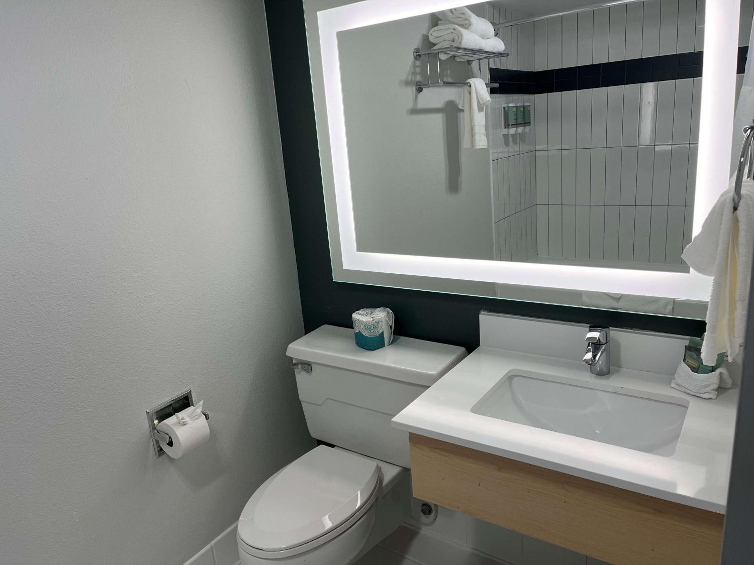 King Suite with Balcony - Pool View/Kitchenette/Non-Smoking