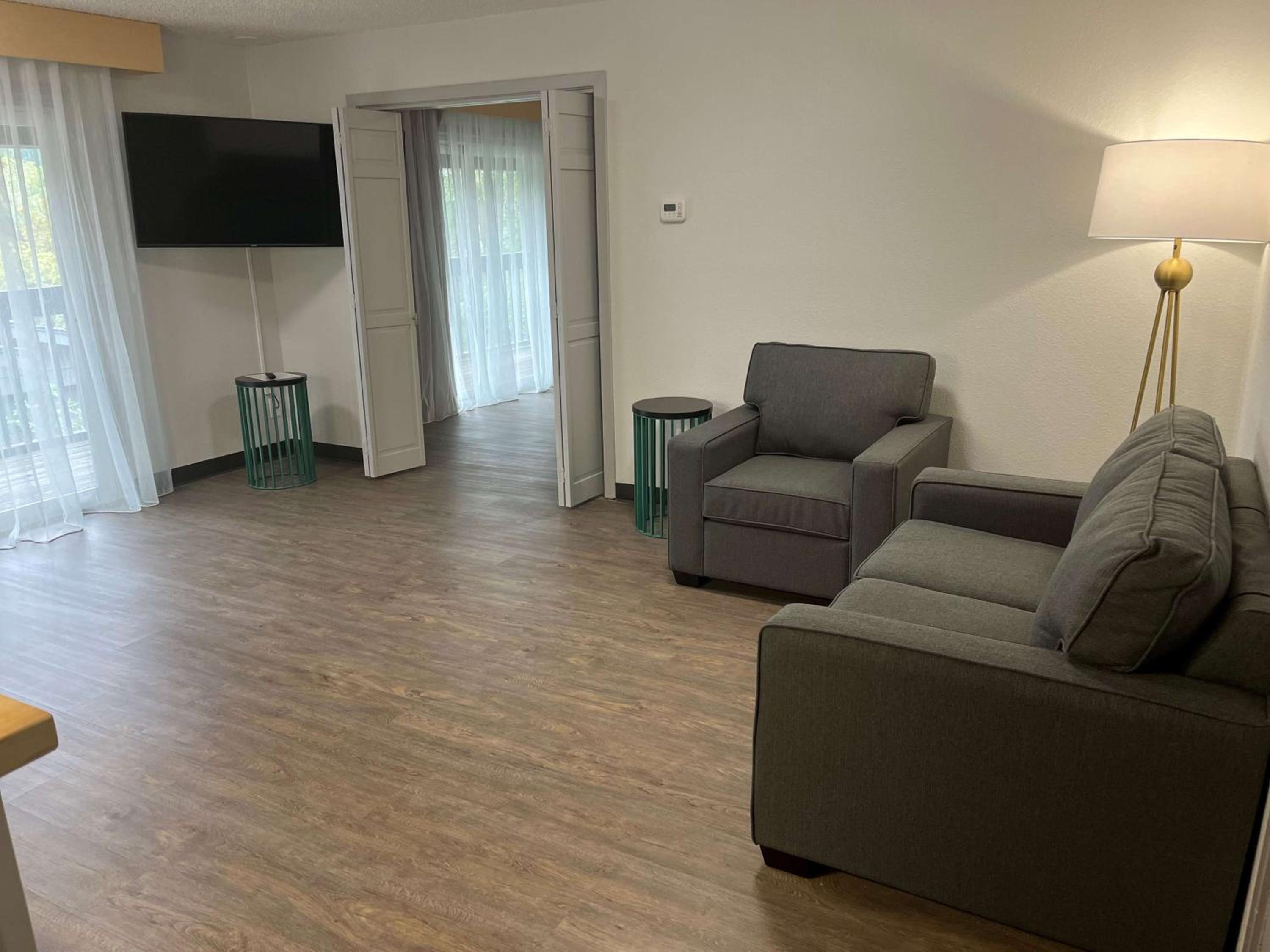 King Suite with Balcony - Pool View/Kitchenette/Non-Smoking thumbnail 6