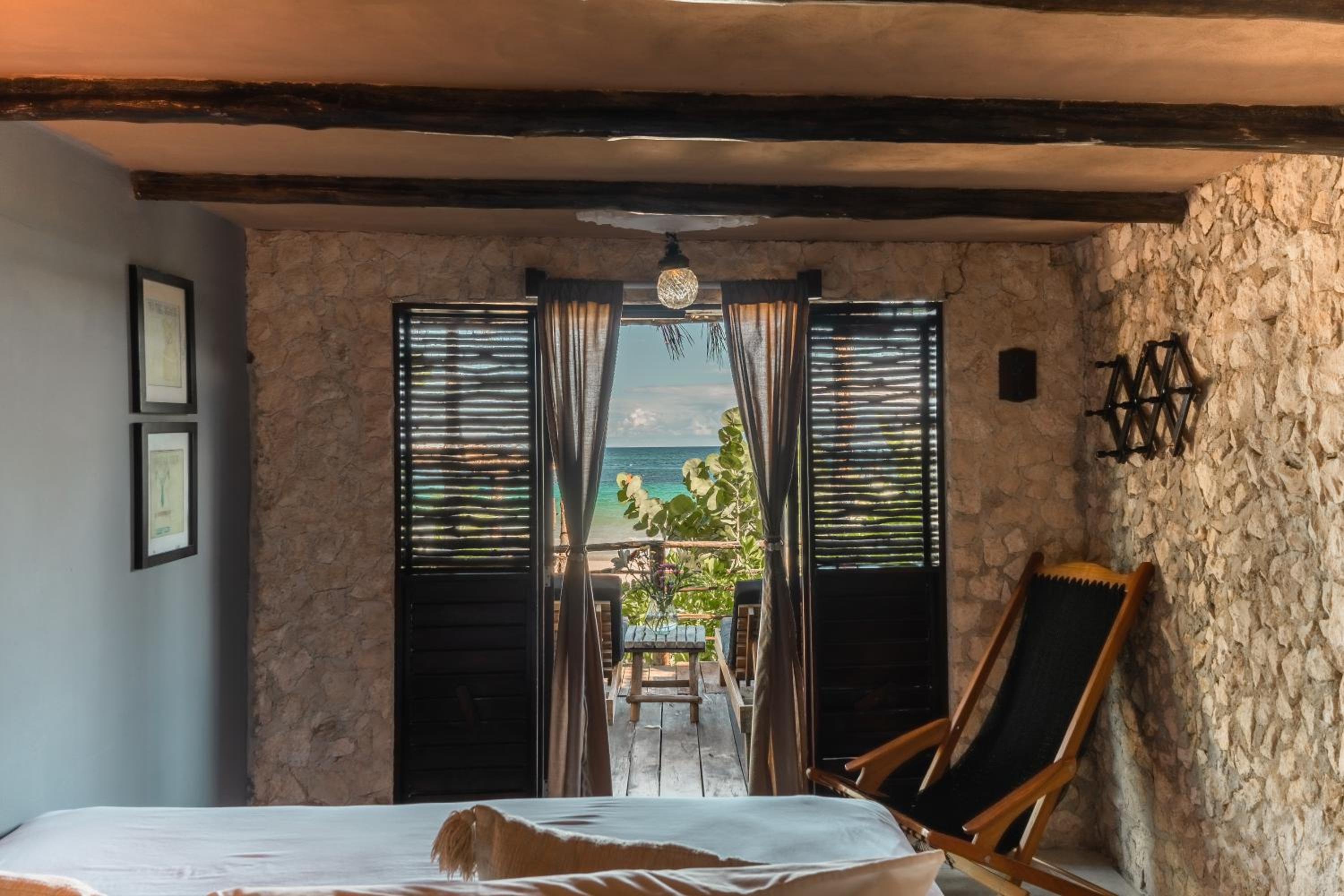 Double Room with Balcony and Sea View - Photo 1