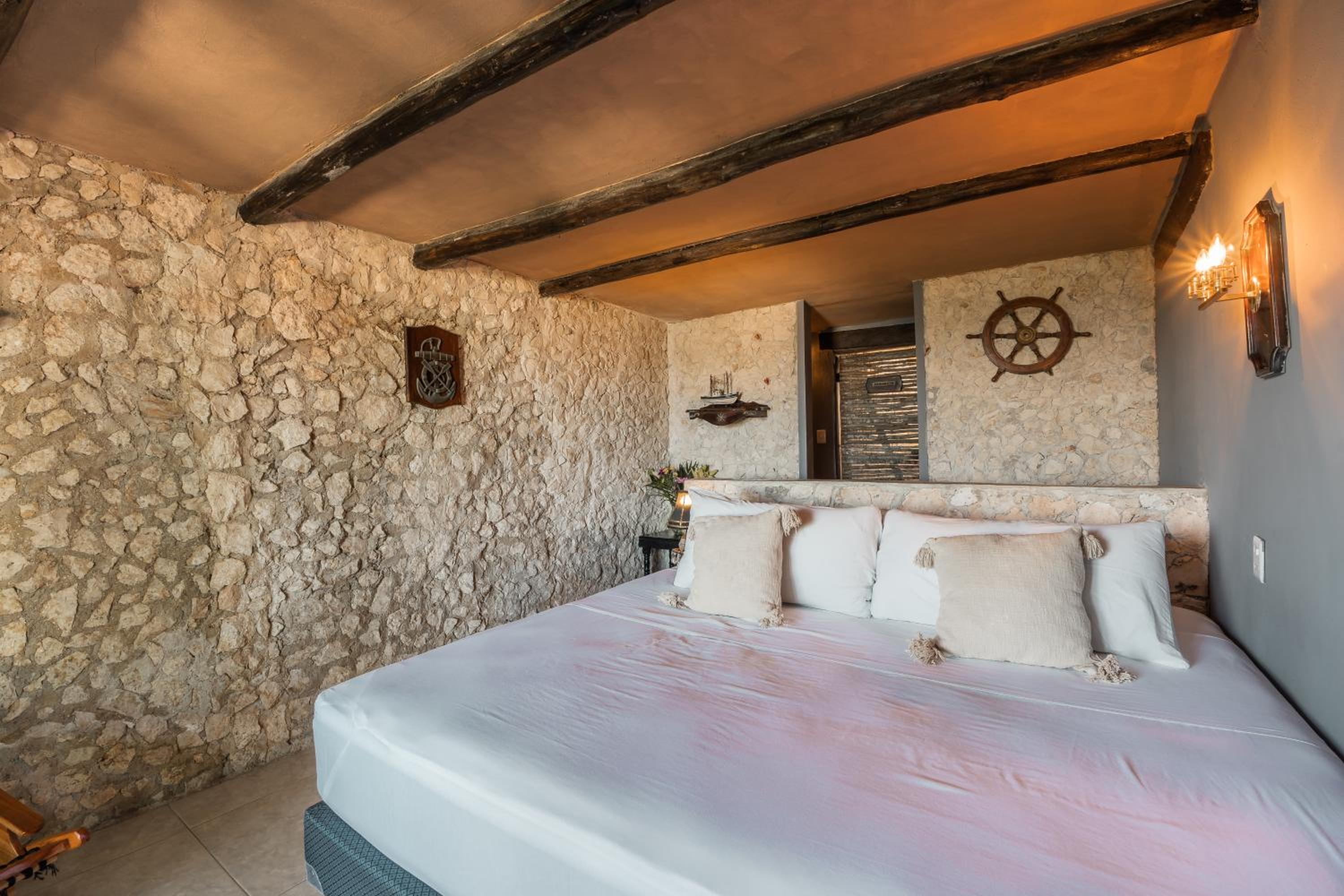 Double Room with Balcony and Sea View - Photo 4