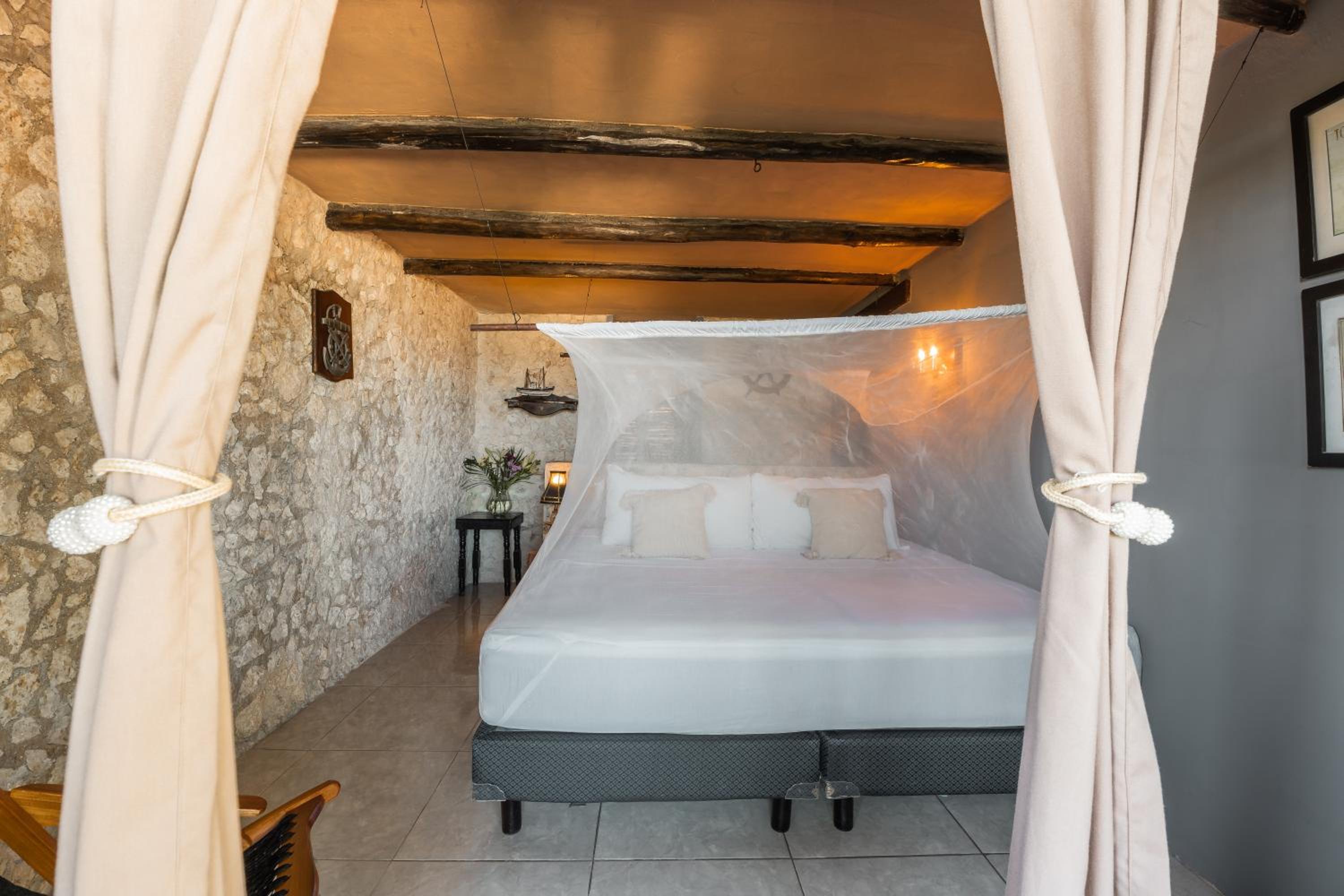 Double Room with Balcony and Sea View - Photo 6