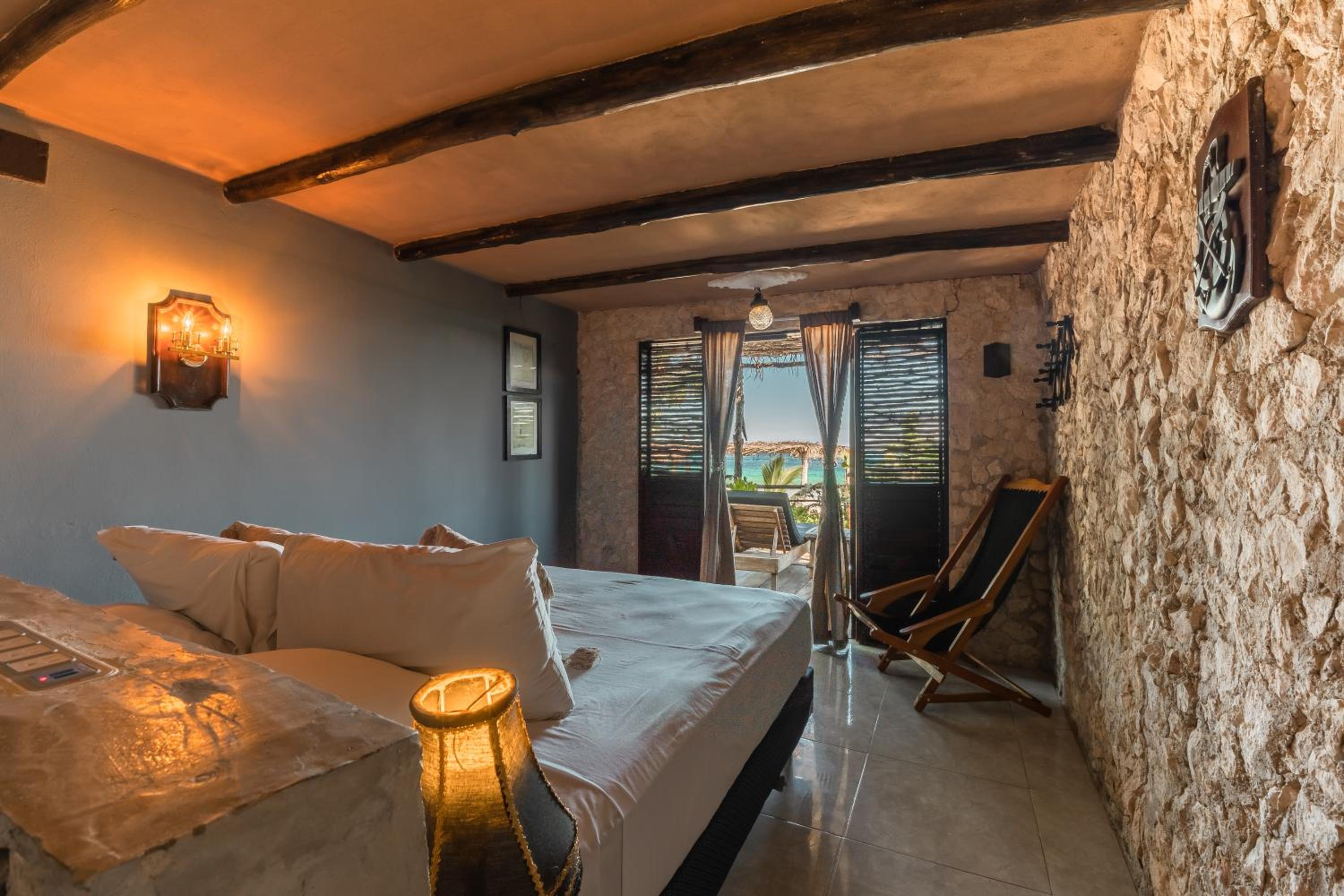 Double Room with Balcony and Sea View - Photo 2