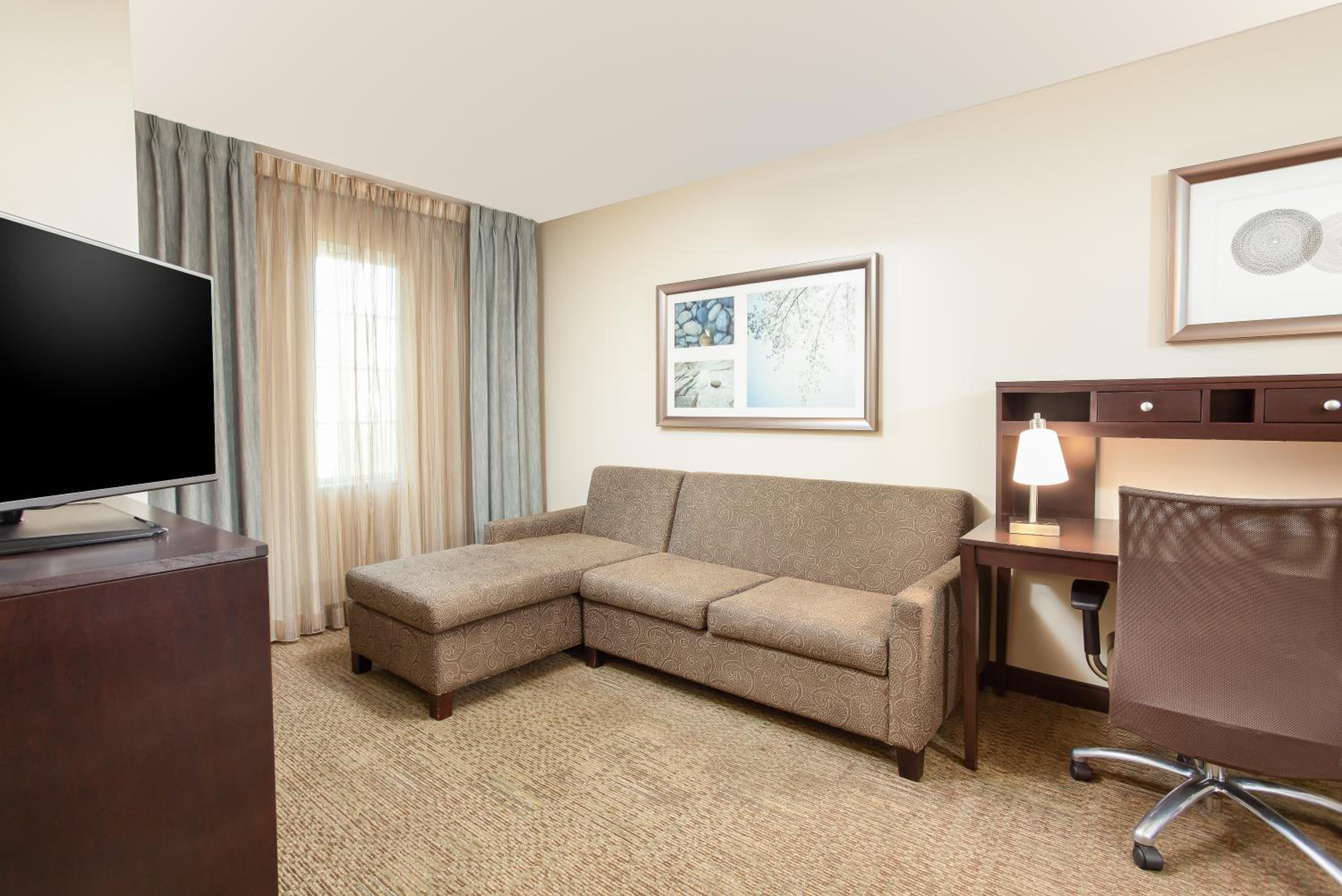 Two-Bedroom Suite with One King and Two Queen Beds photo 3
