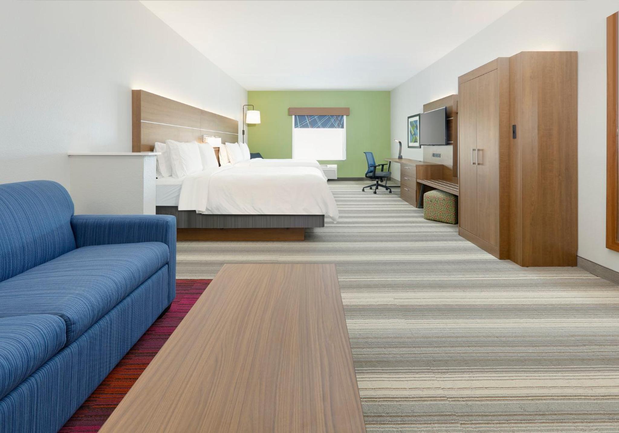 Queen Suite with Two Queen Beds and Additional Living Area - Photo 3