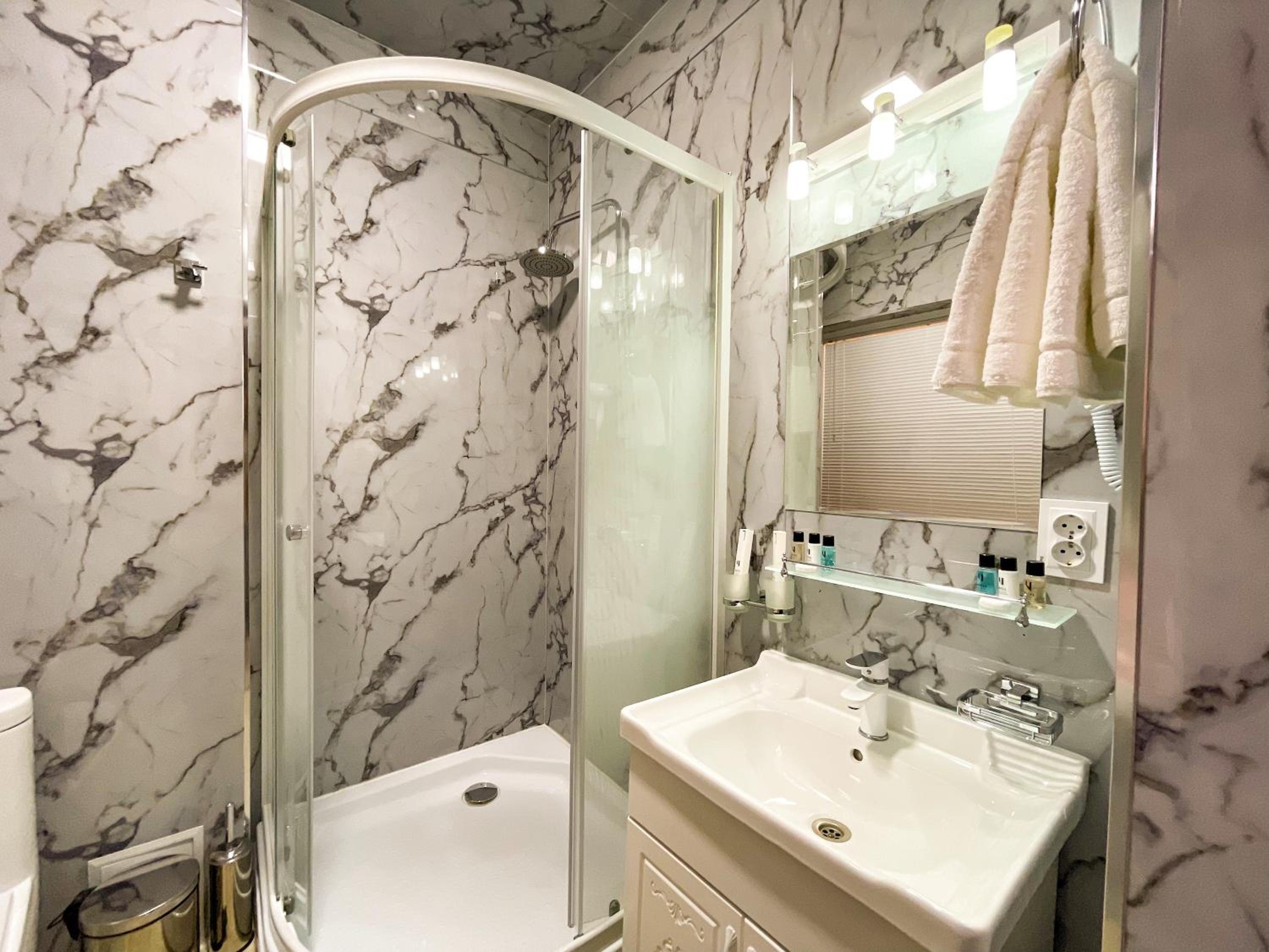 Deluxe King Room - Photo 6