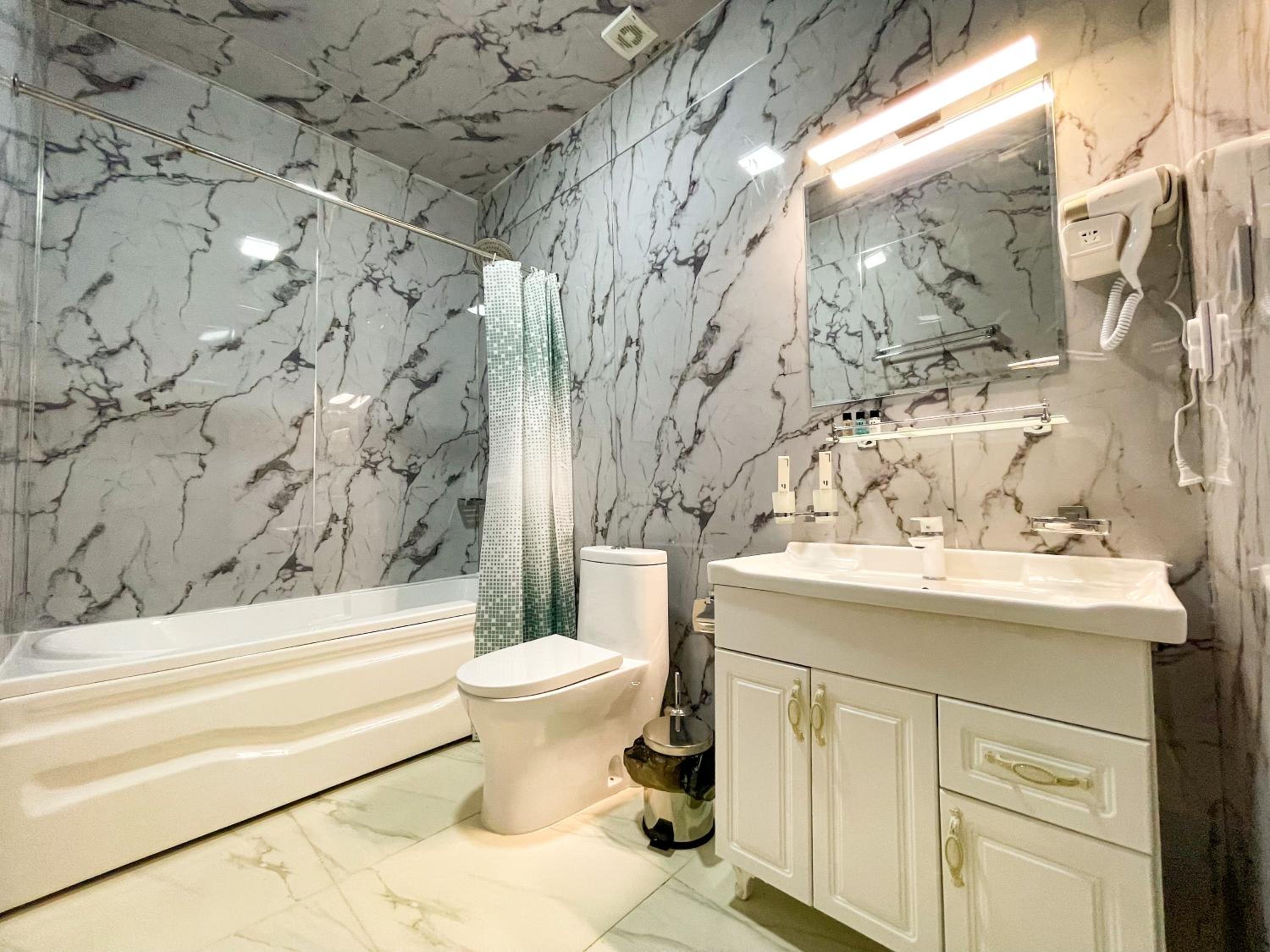 Deluxe King Room - Photo 5