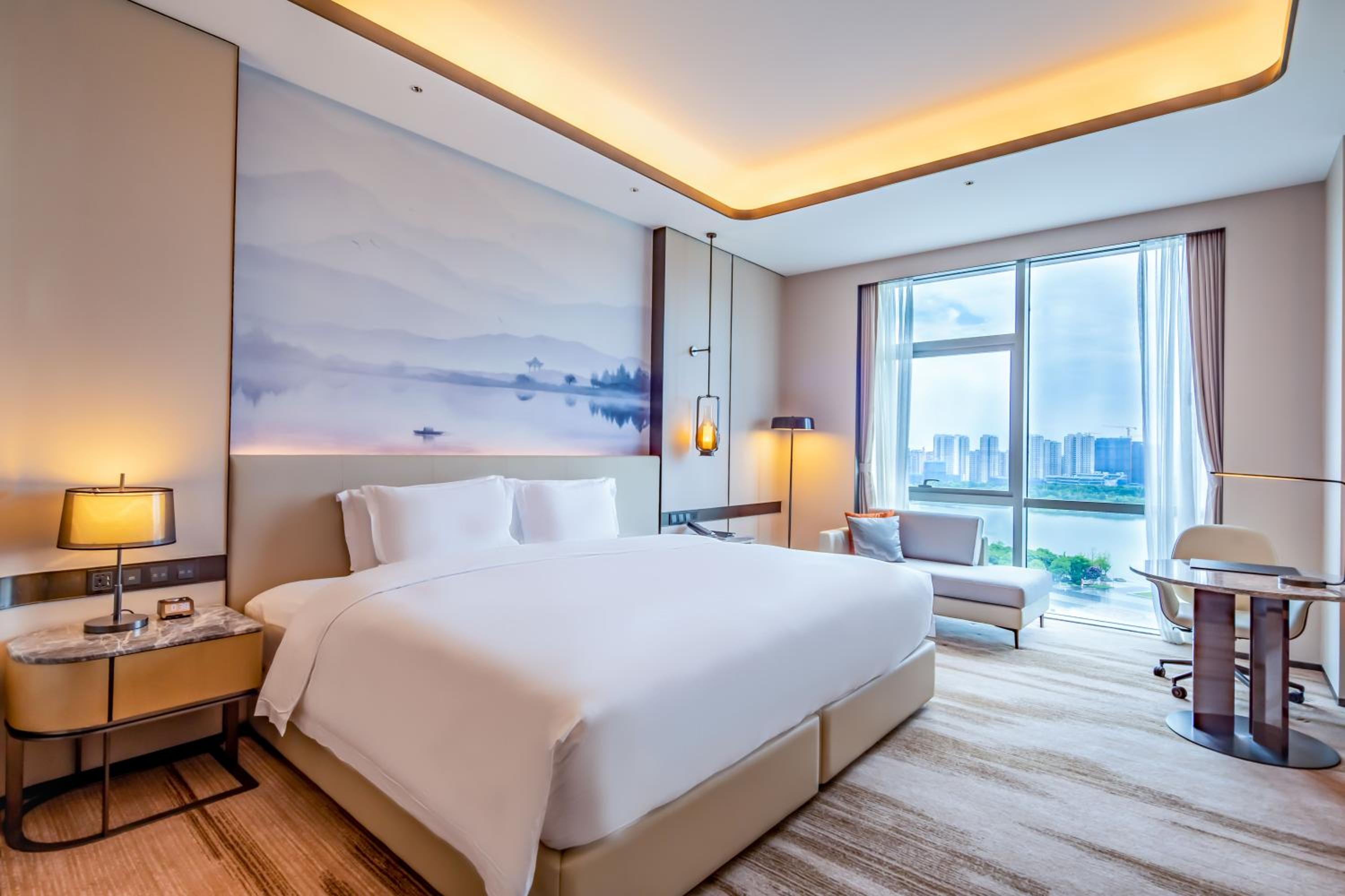Deluxe Executive King Room with Lake View and Lounge Access - Photo 1