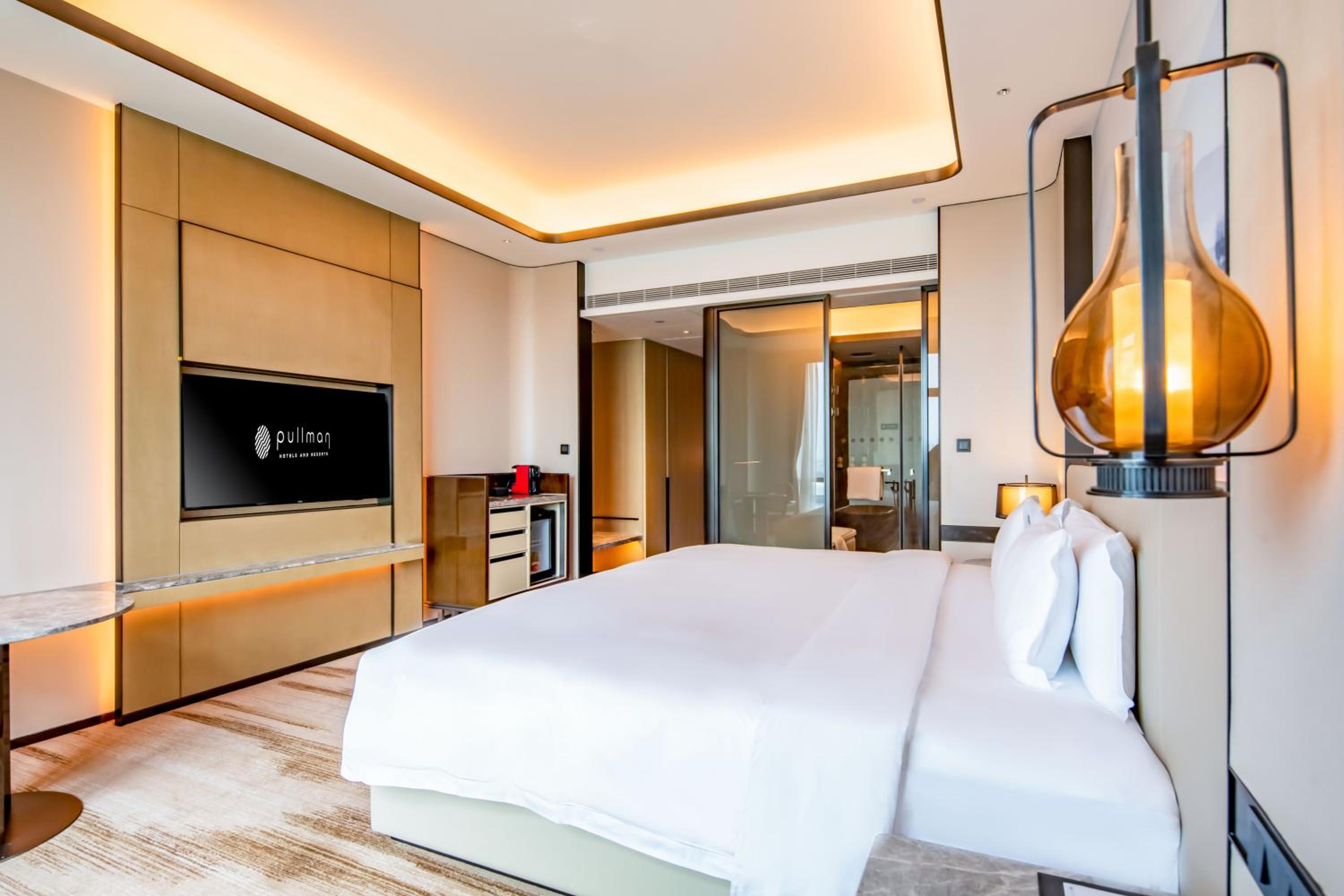 Deluxe Executive King Room with Lake View and Lounge Access - Photo 2