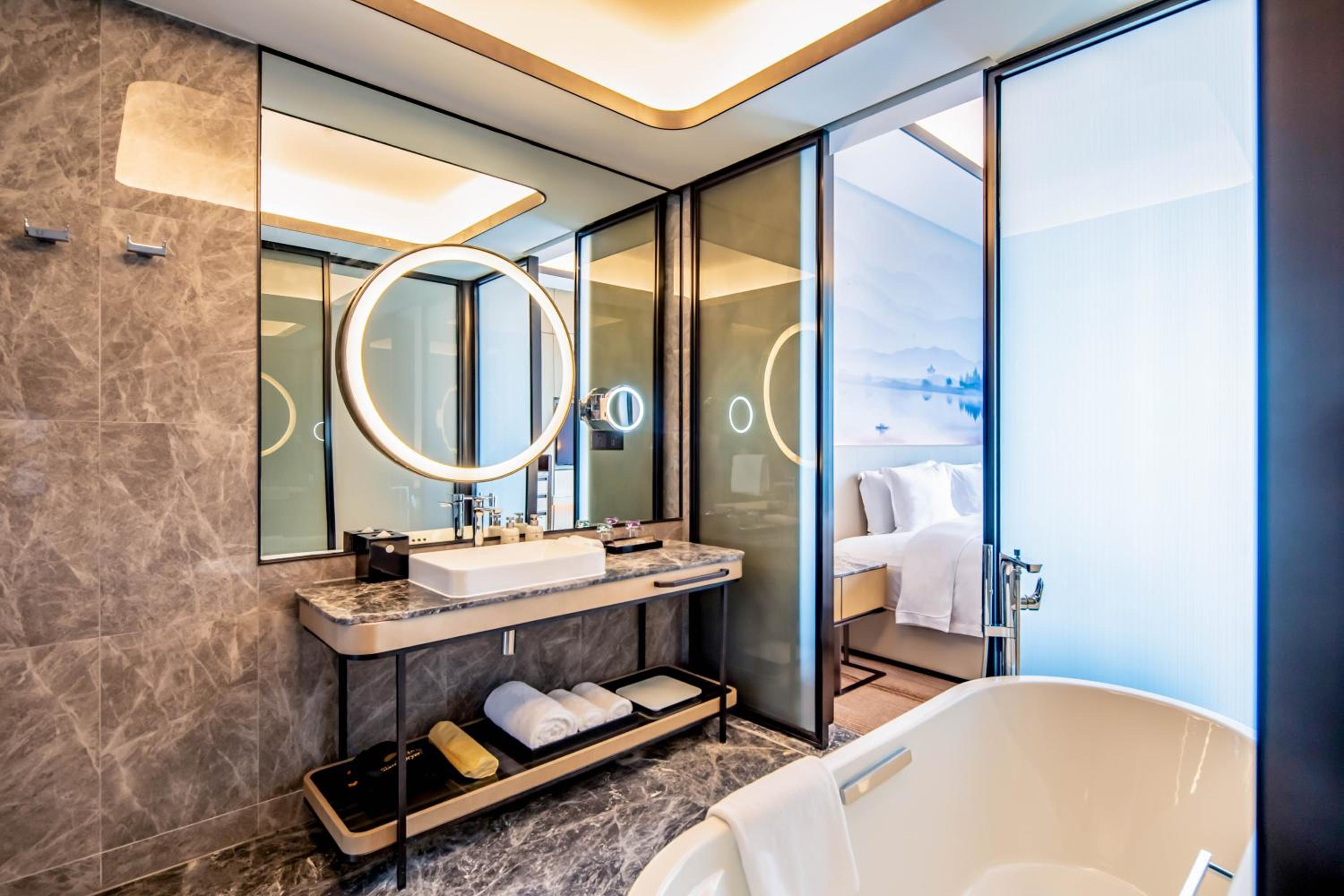 Deluxe Executive King Room with Lake View and Lounge Access - Photo 4