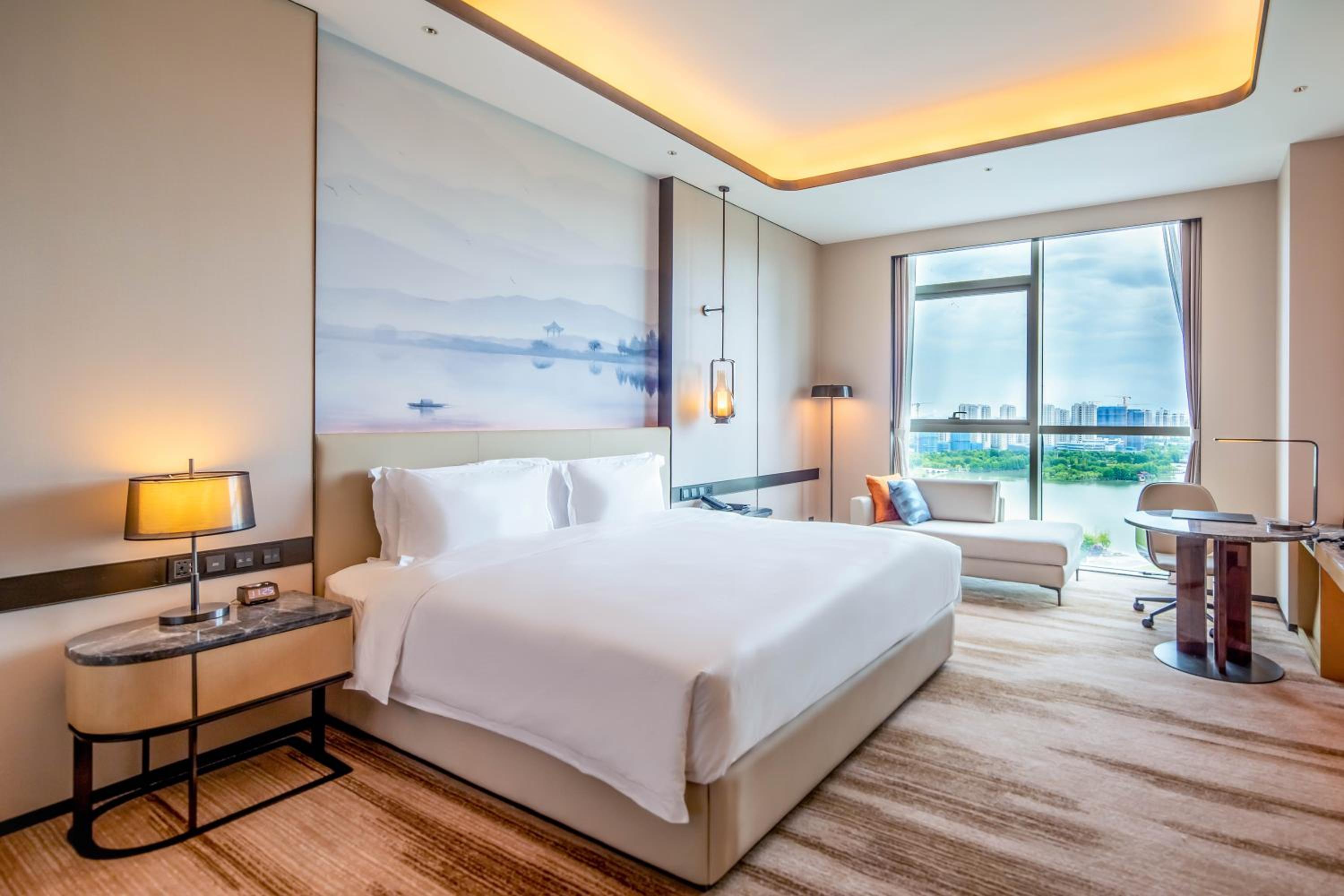 Deluxe King Room with Lake View - Photo 1