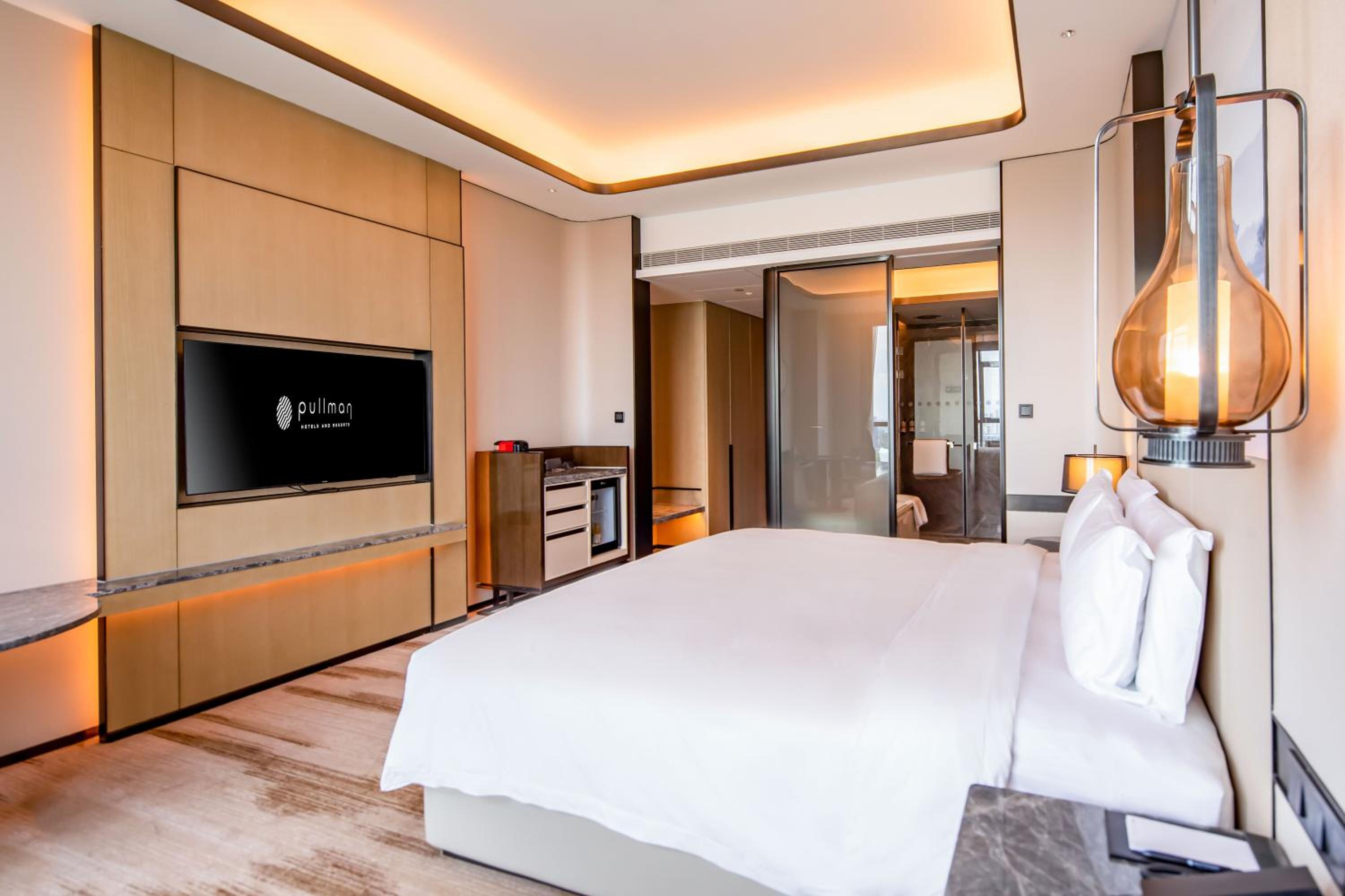 Deluxe King Room with Lake View - Photo 4