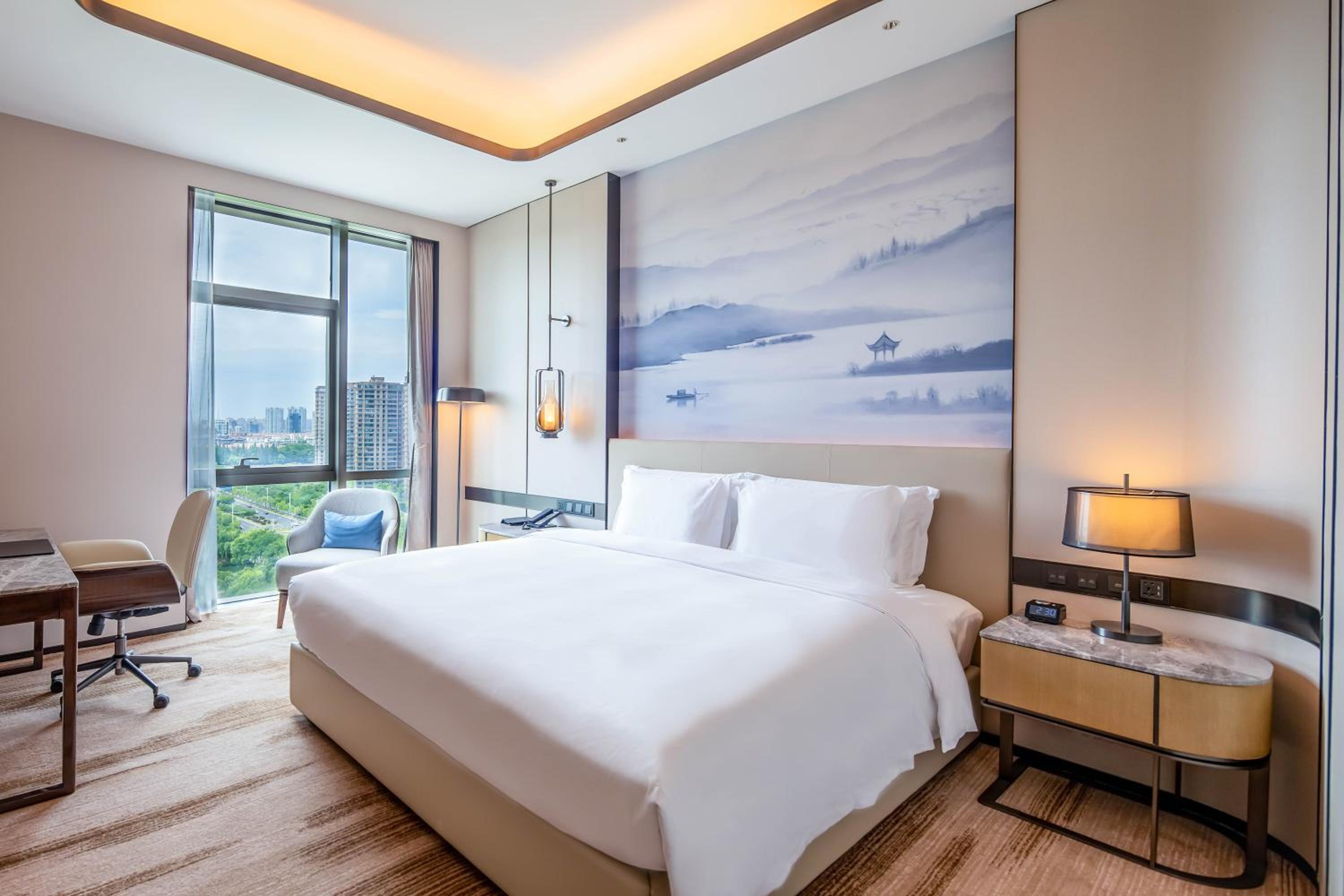 Superior King Room with City View - Photo 2