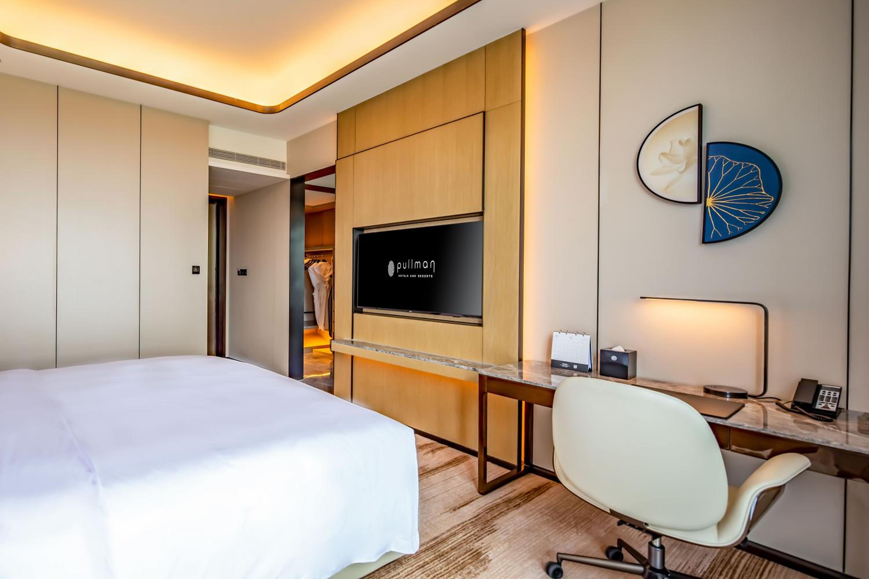 Superior King Room with City View - Photo 1