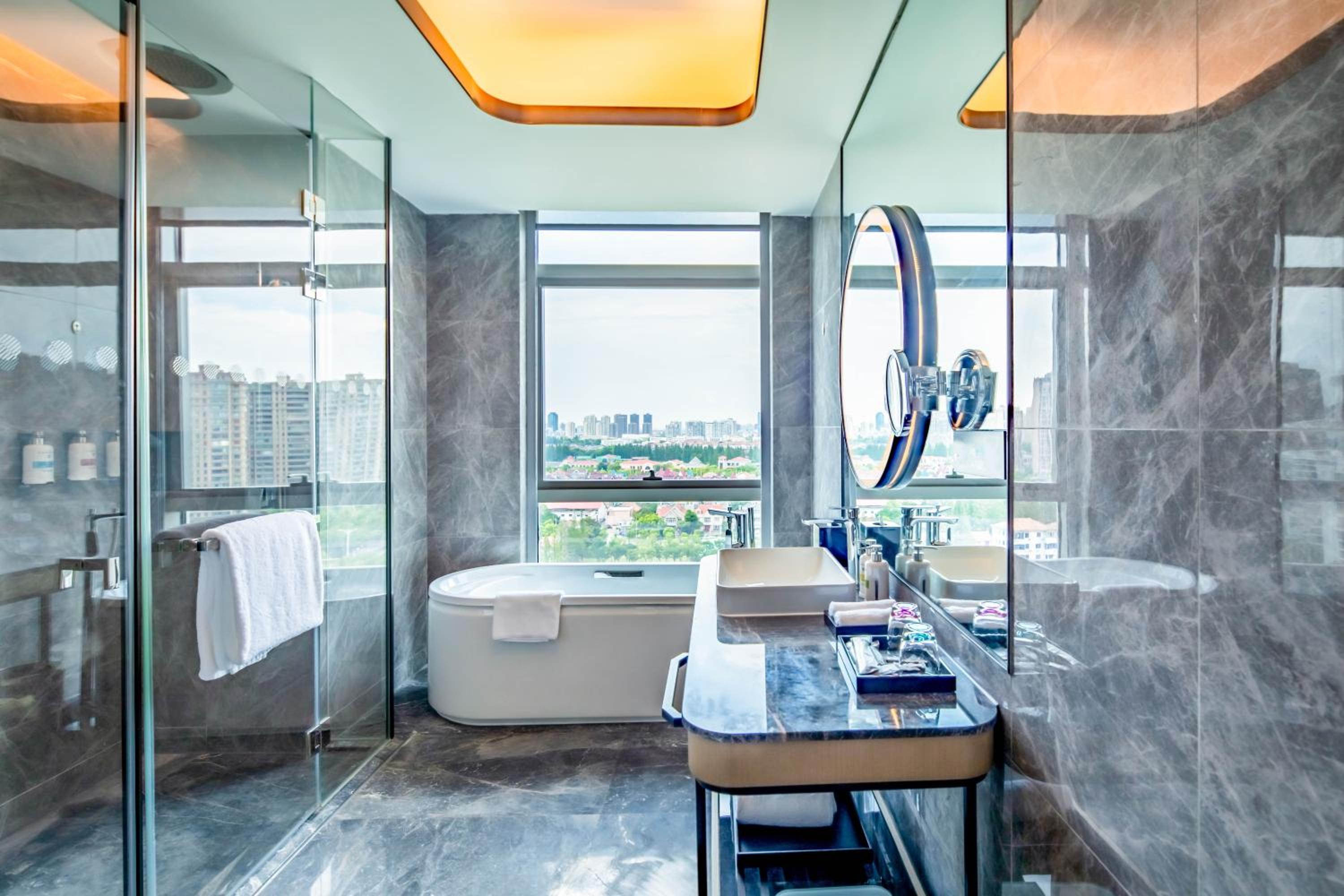 Superior King Room with City View - Photo 4