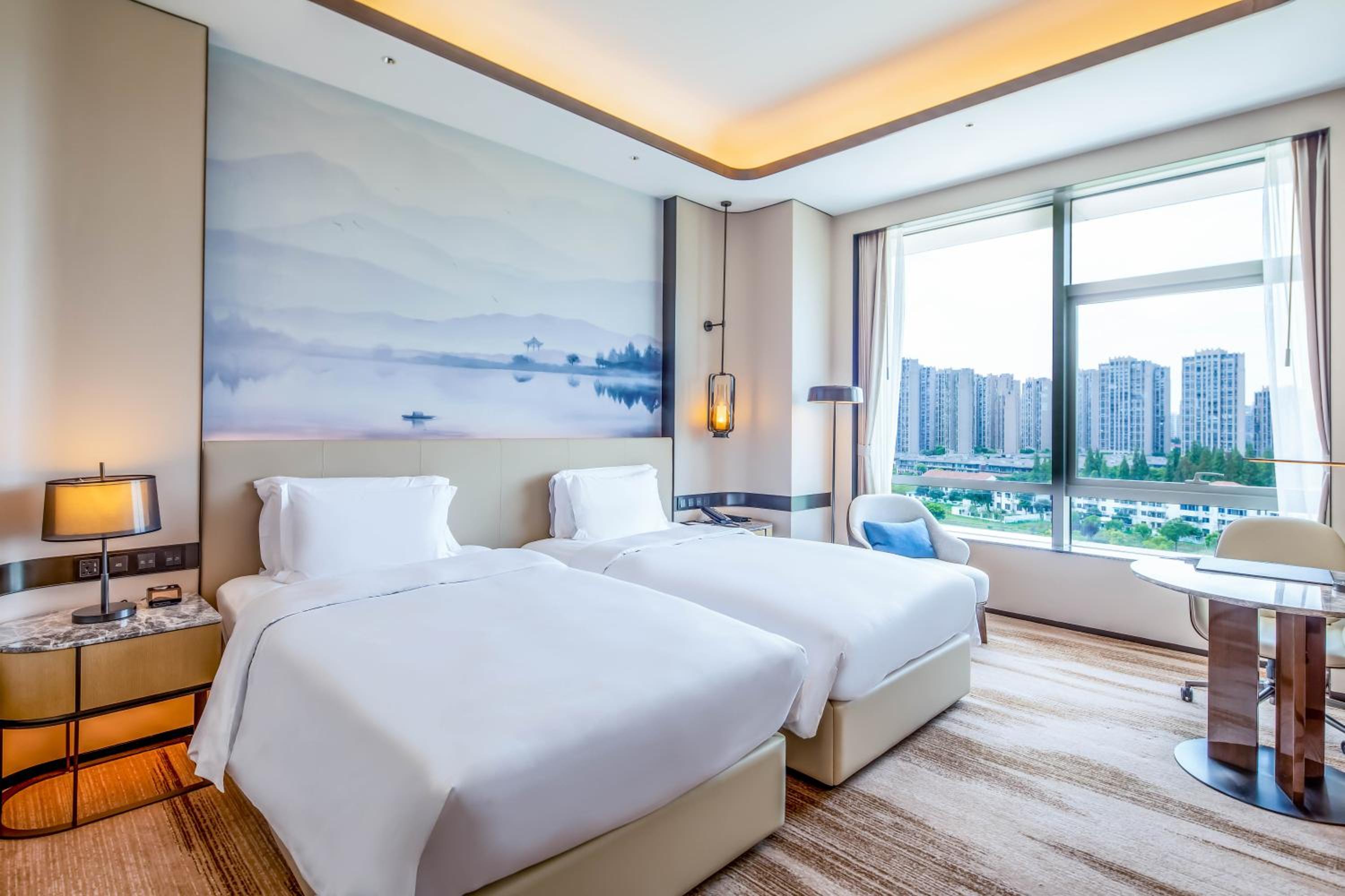 Superior Twin Room with City View - Photo 2