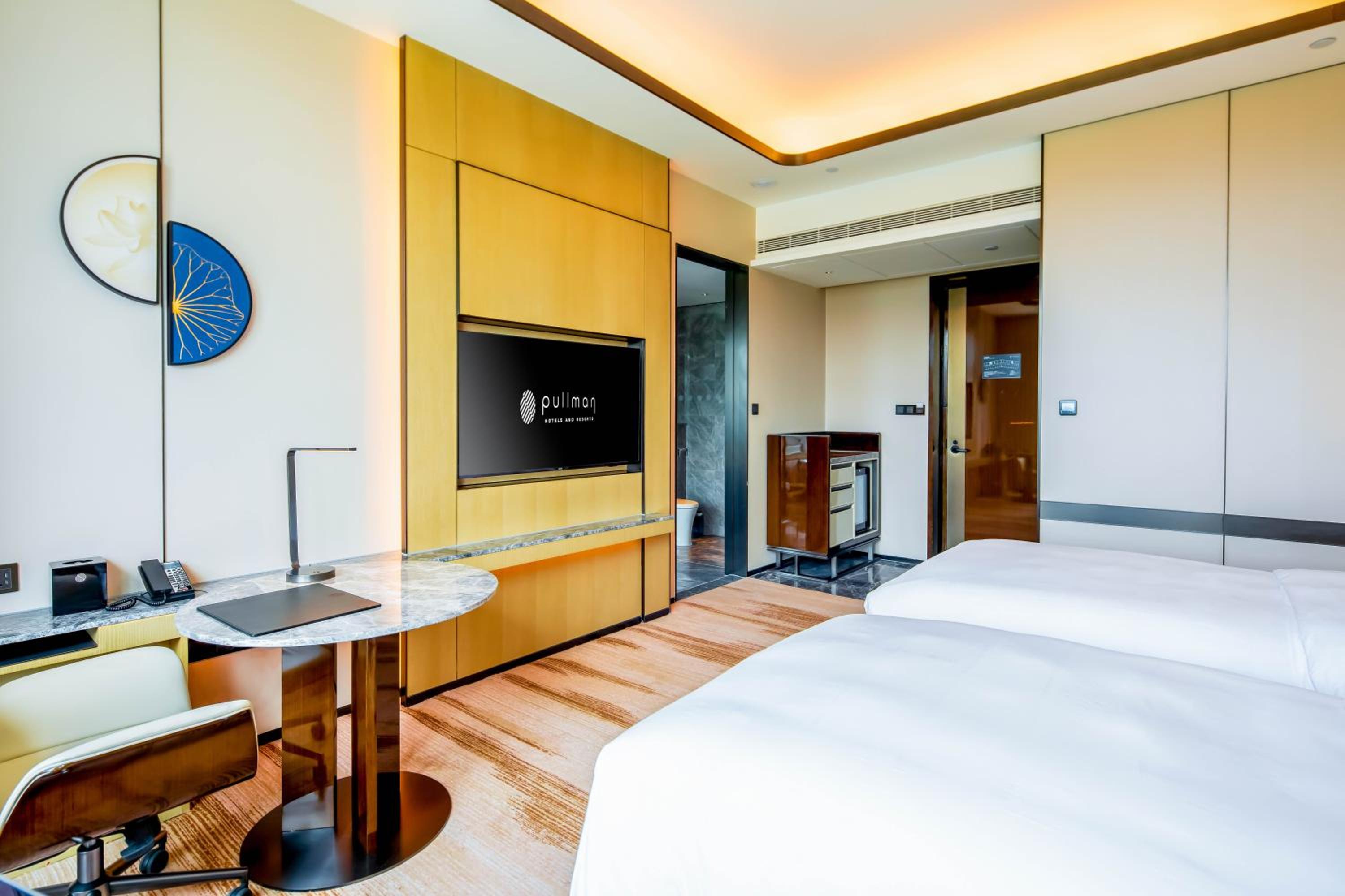 Superior Twin Room with City View - Photo 3