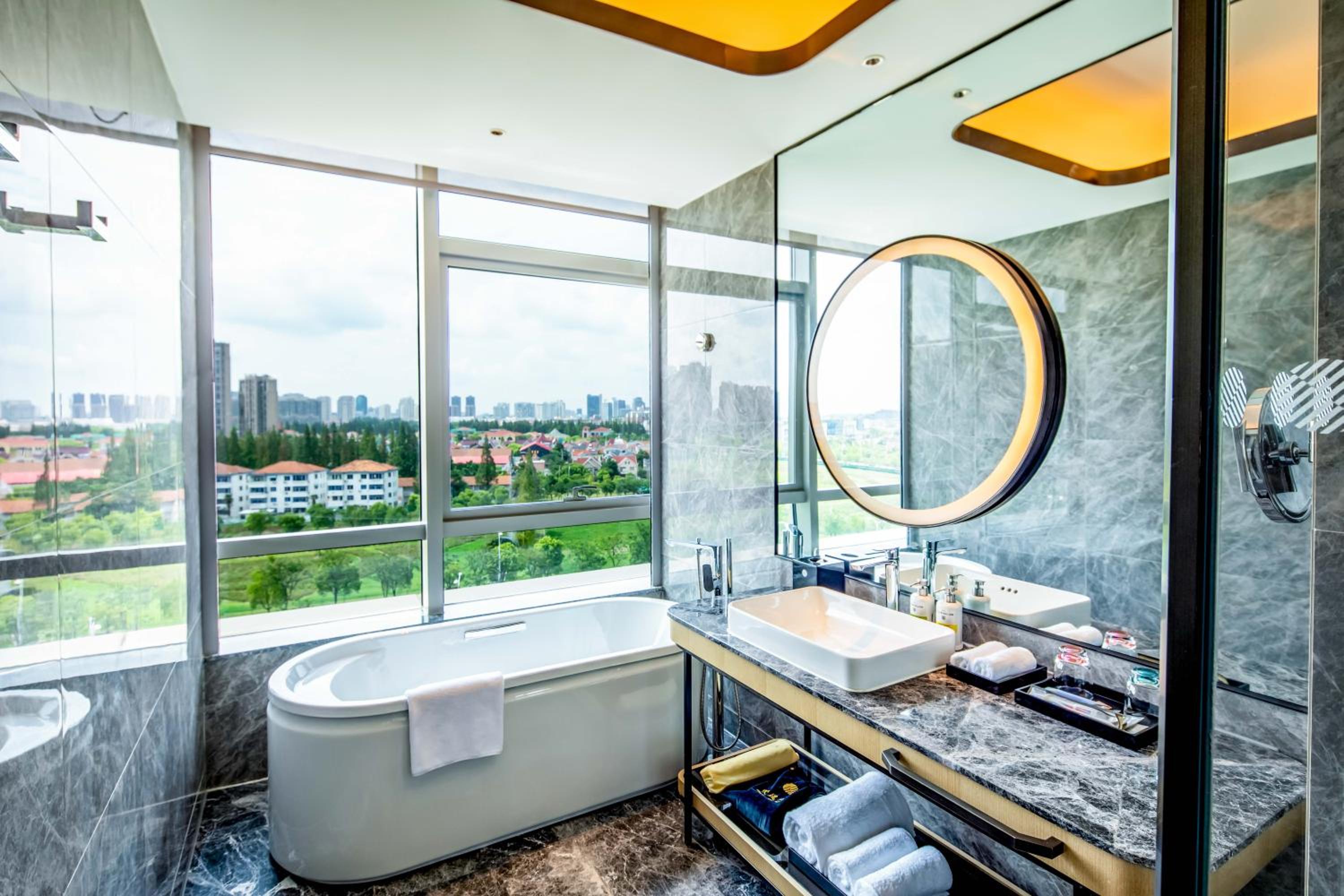 Superior Twin Room with City View - Photo 4