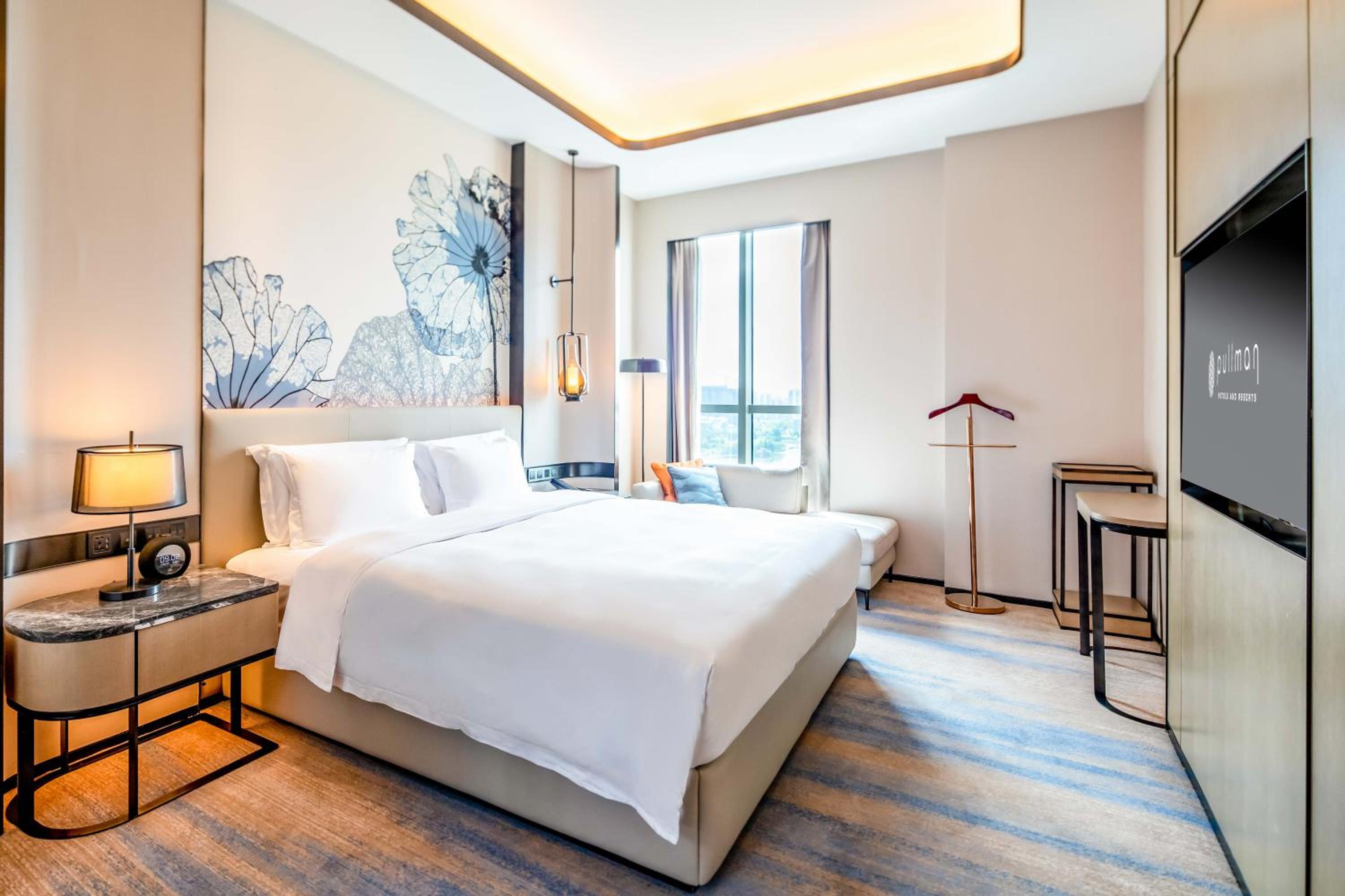 Deluxe King Suite with Lounge Access - Photo 2