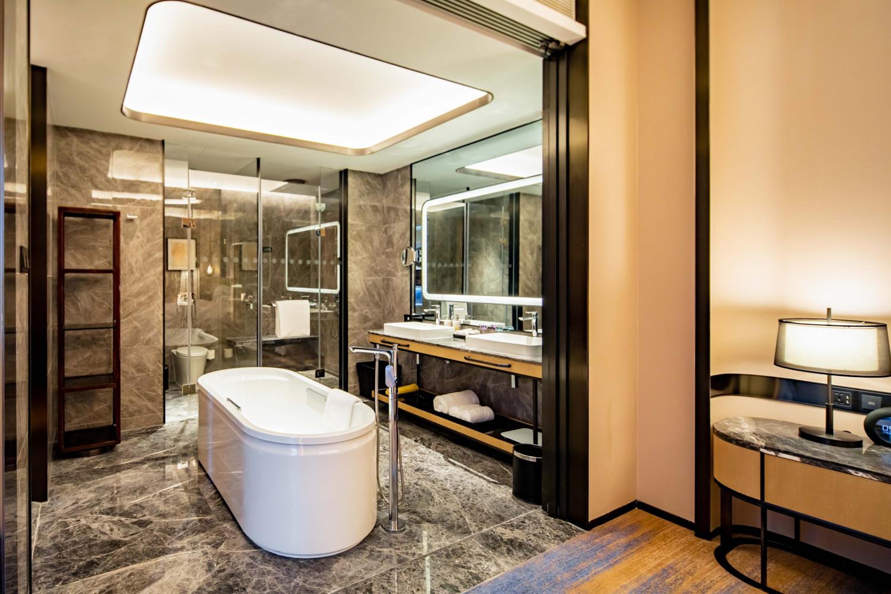 Deluxe King Suite with Lounge Access - Photo 4