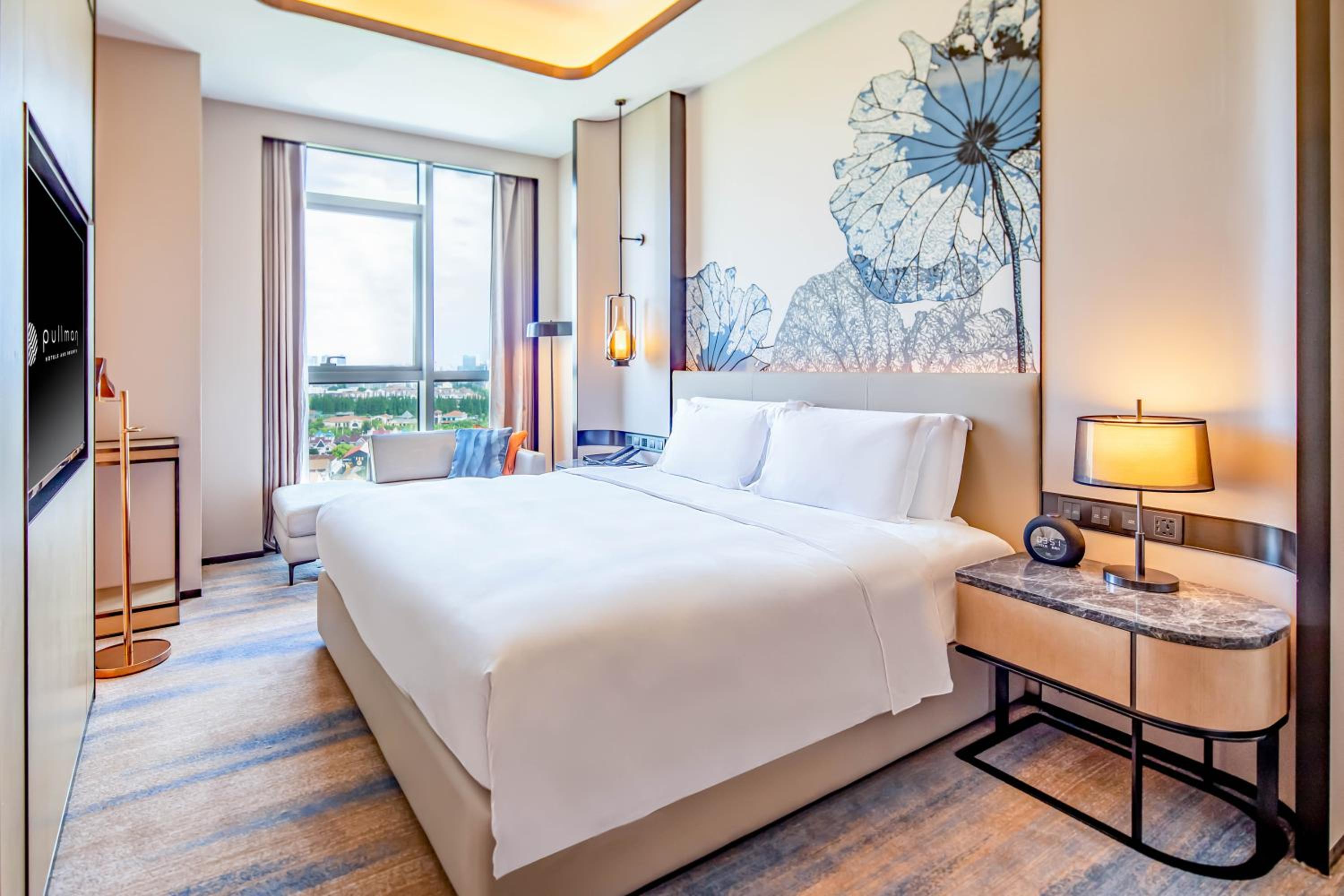 Superior King Suite with Lounge Access and City View - Photo 2