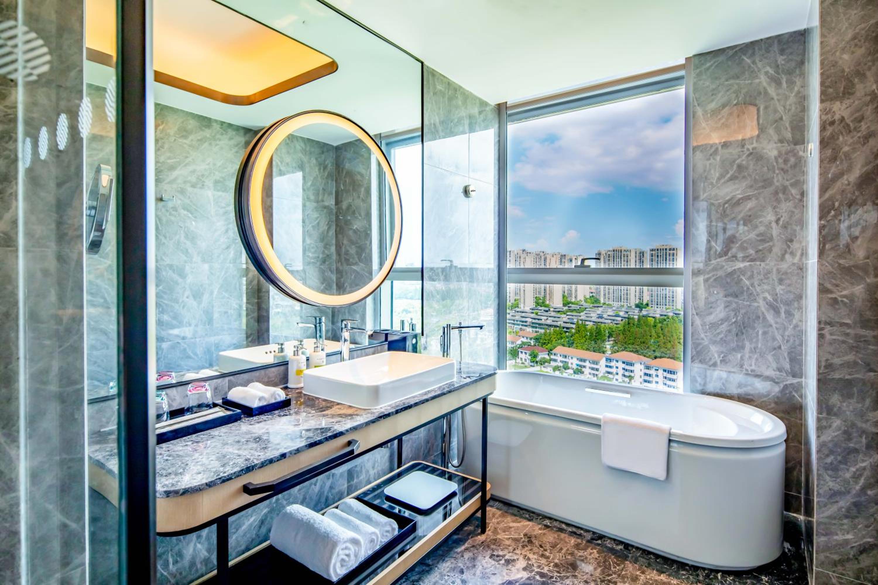 Superior King Suite with Lounge Access and City View - Photo 4
