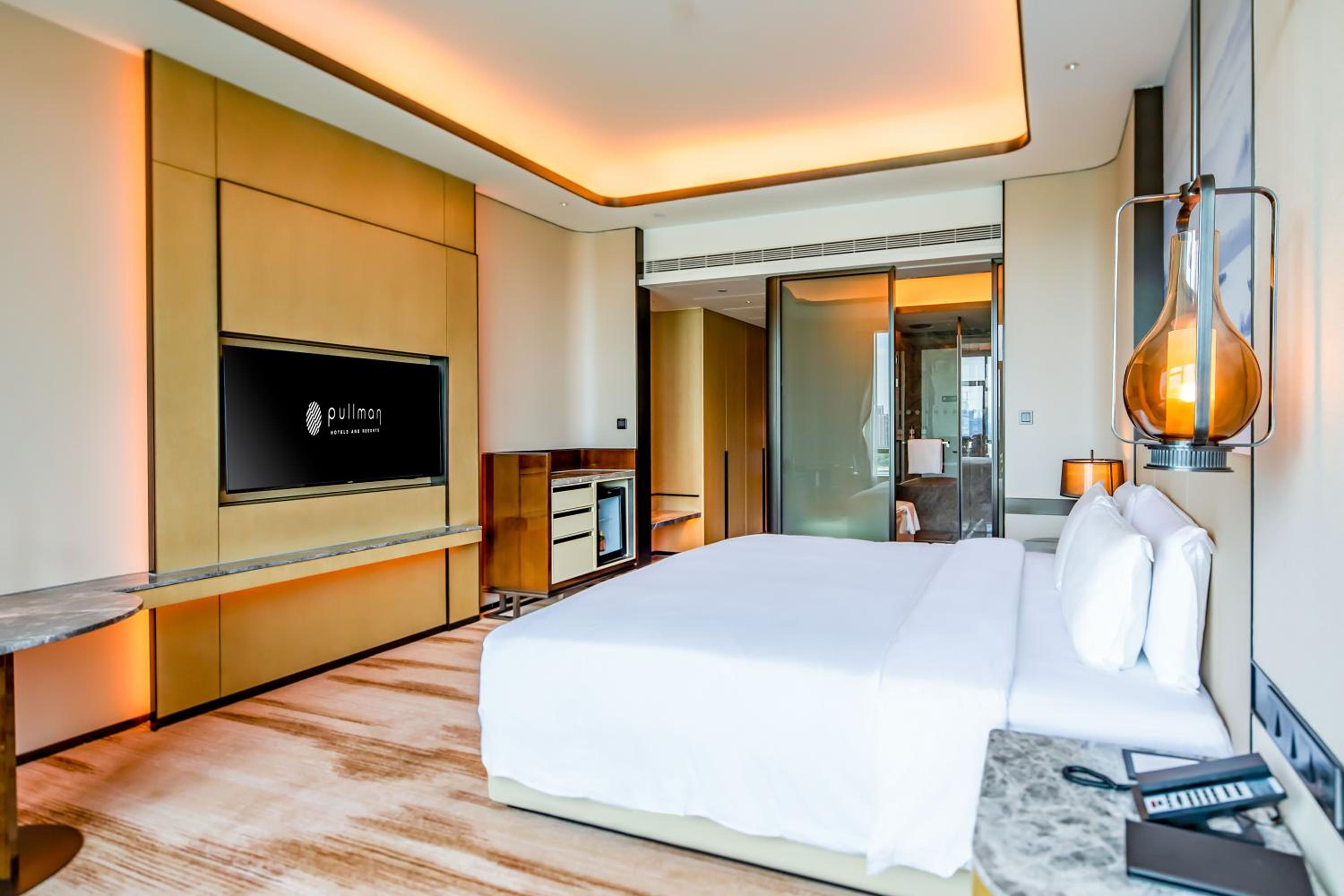 Superior King Room with Lake View - Photo 3