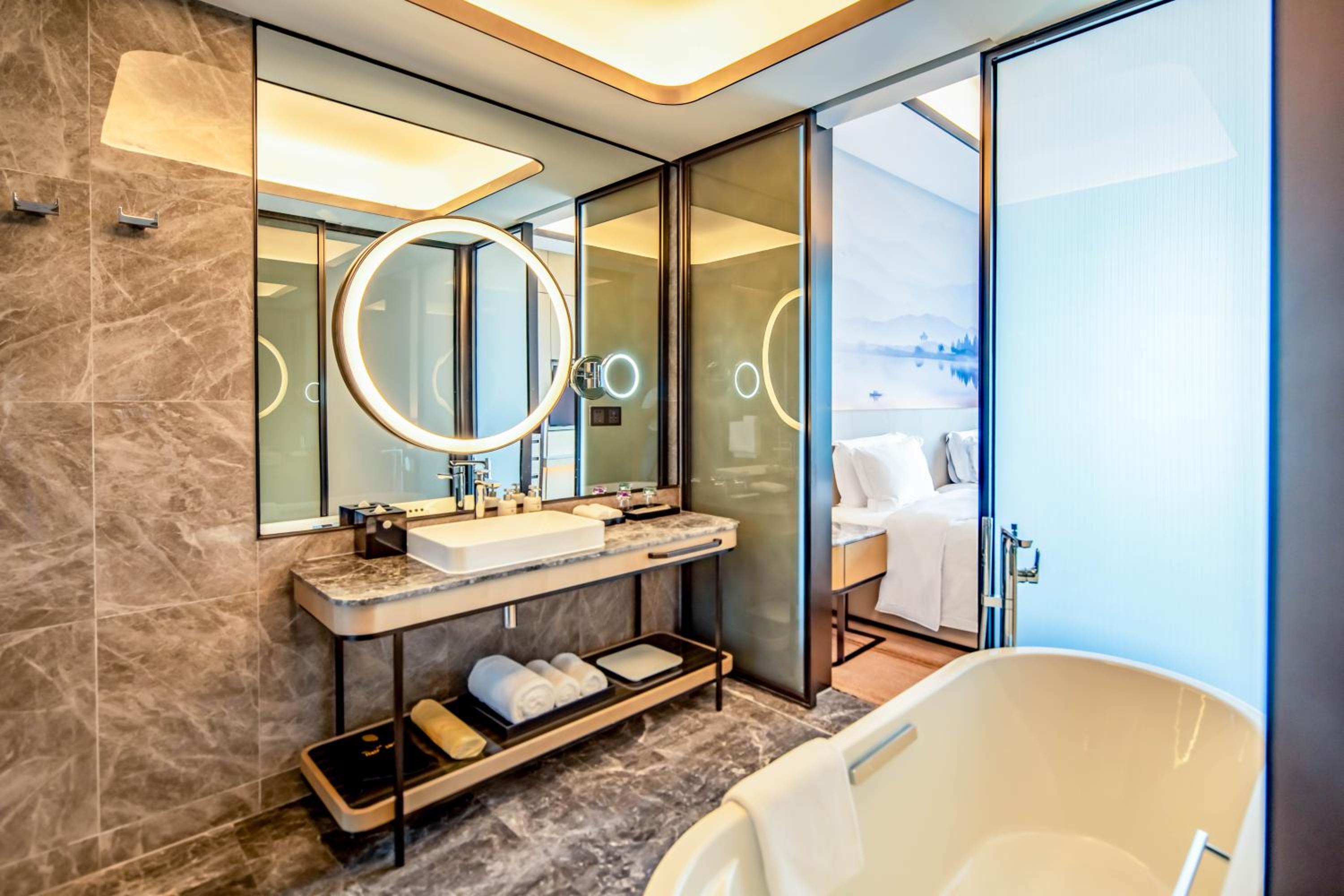 Superior Twin Room with Lake View - Photo 4