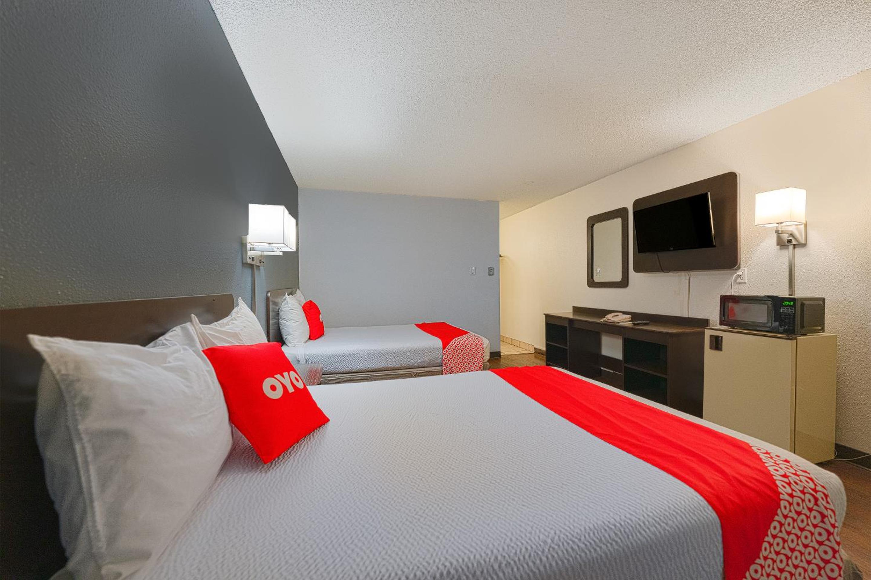 Queen Room with Two Queen Beds photo 2