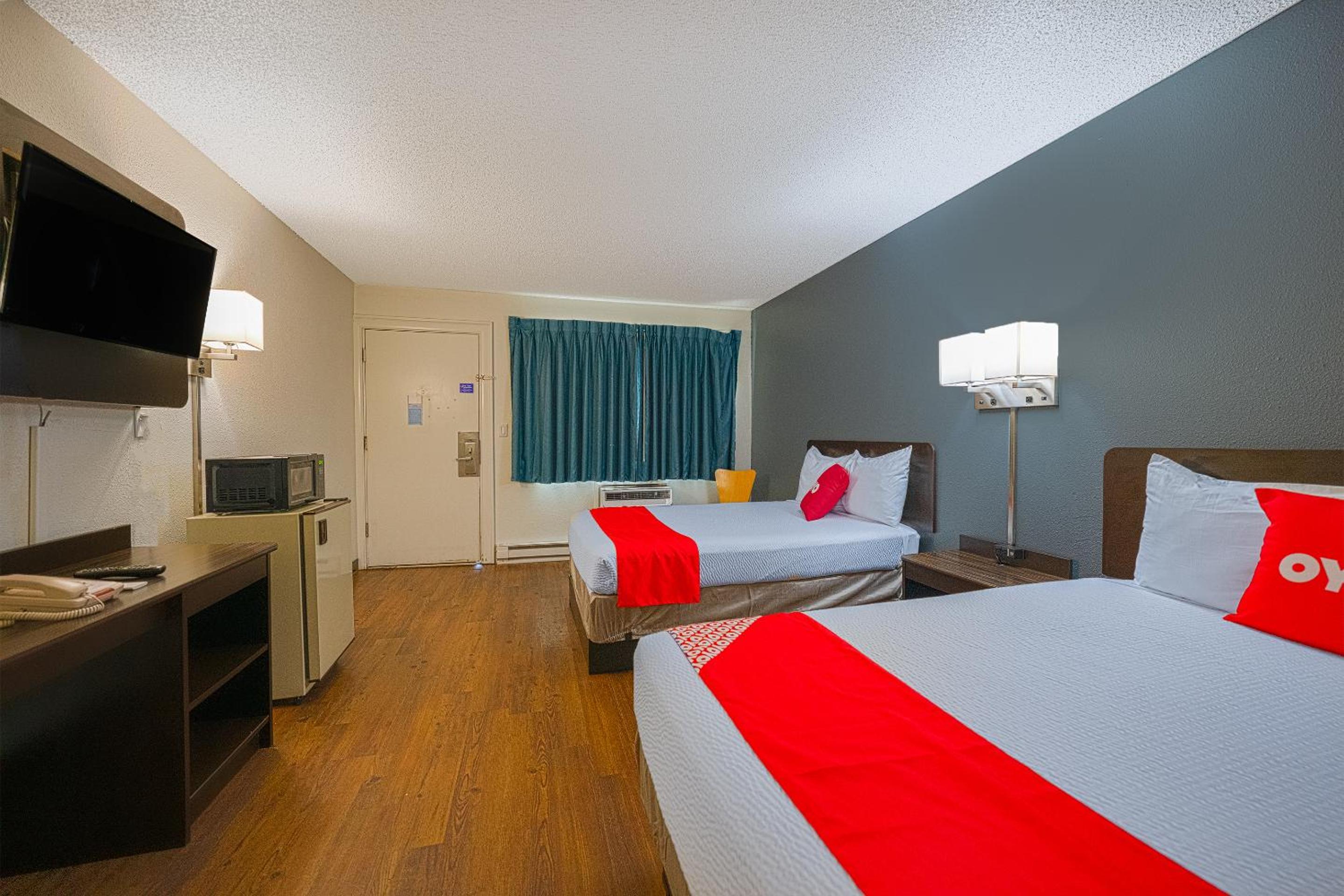 Queen Room with Two Queen Beds photo 1