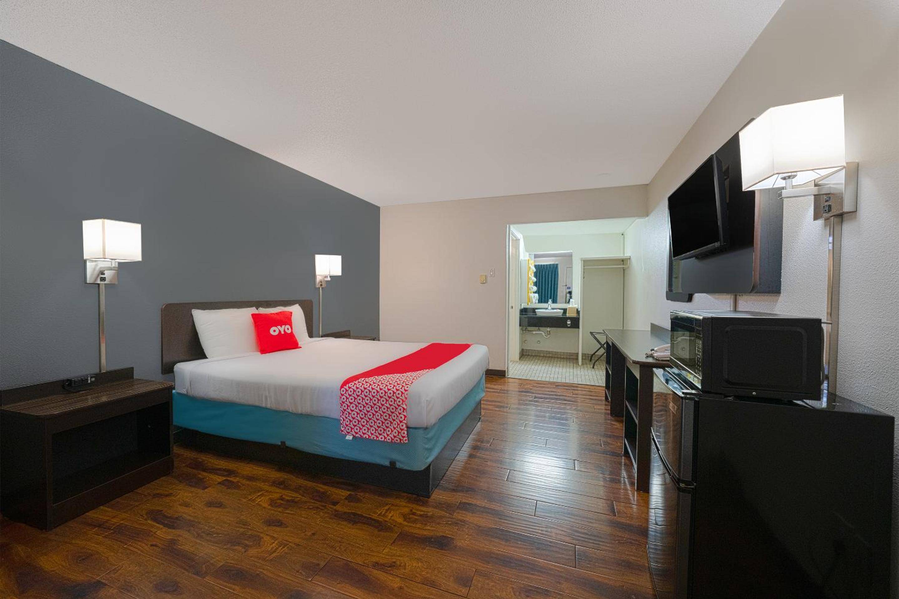 Queen Room - Disability Access photo 3