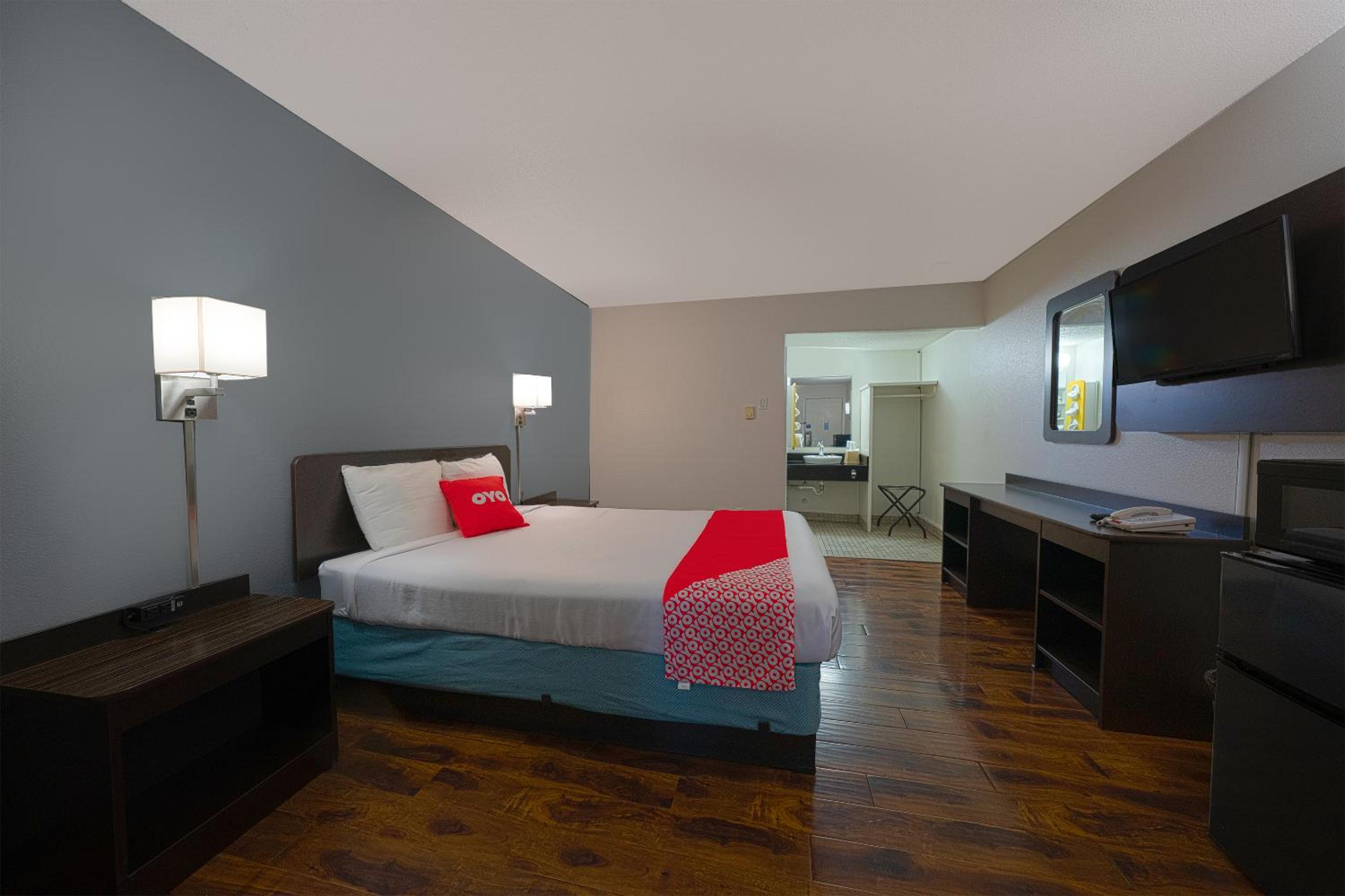 Queen Room - Disability Access photo 2