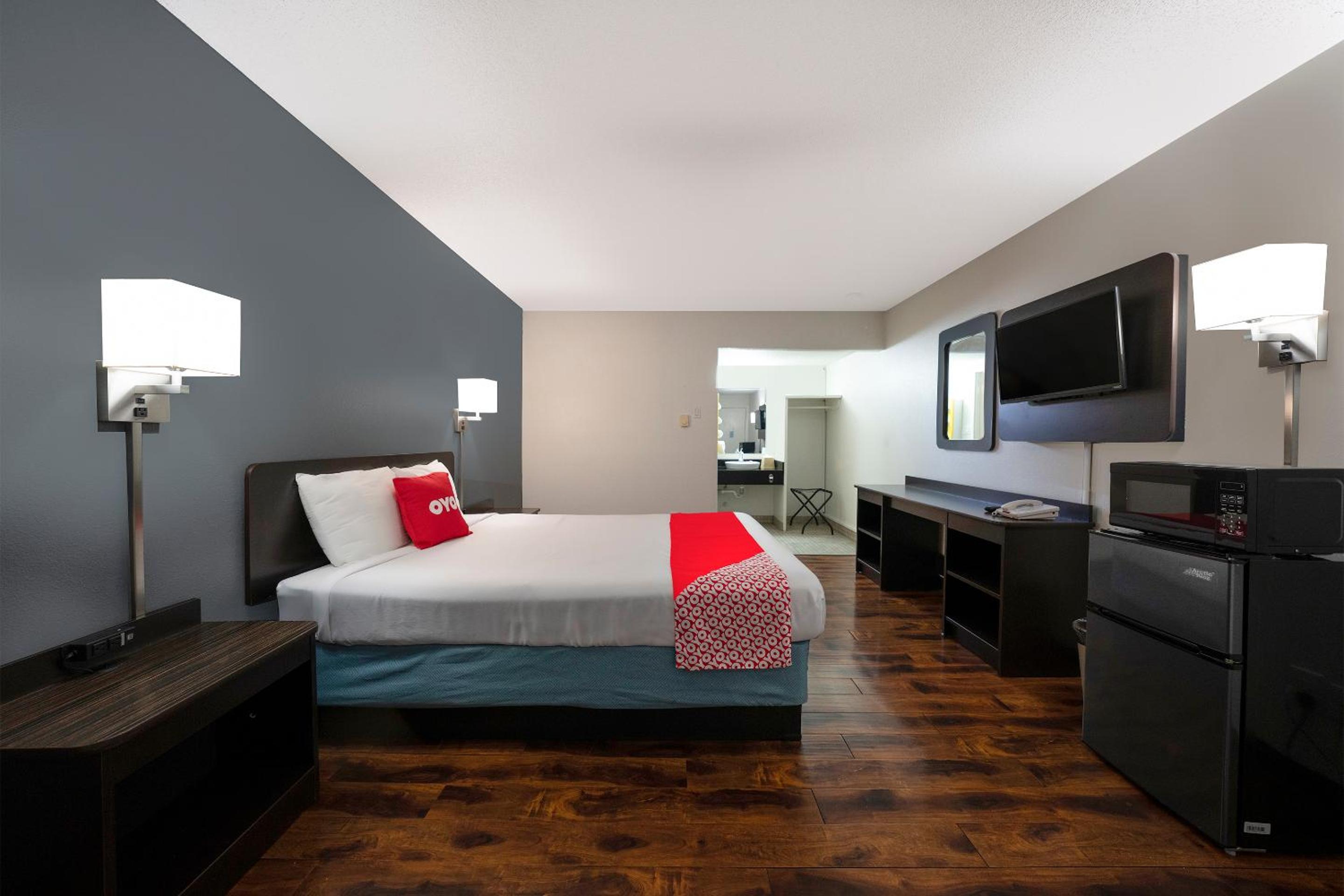 Queen Room - Disability Access photo 1