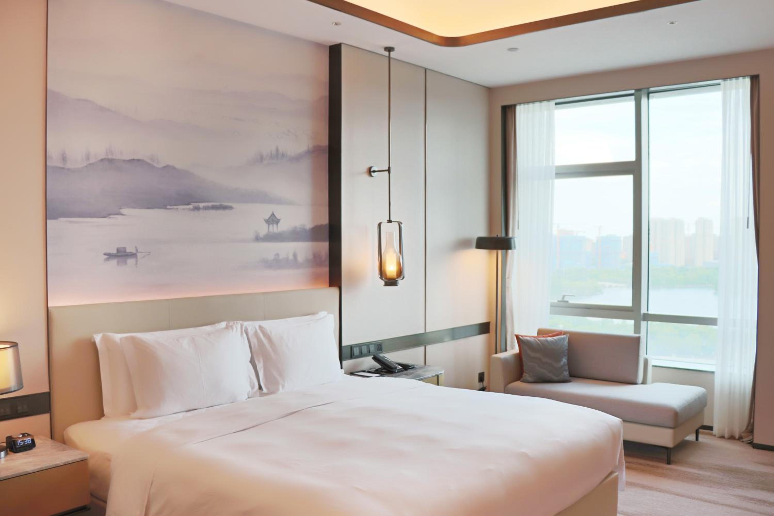 Deluxe King Room with Lake View - Photo 3