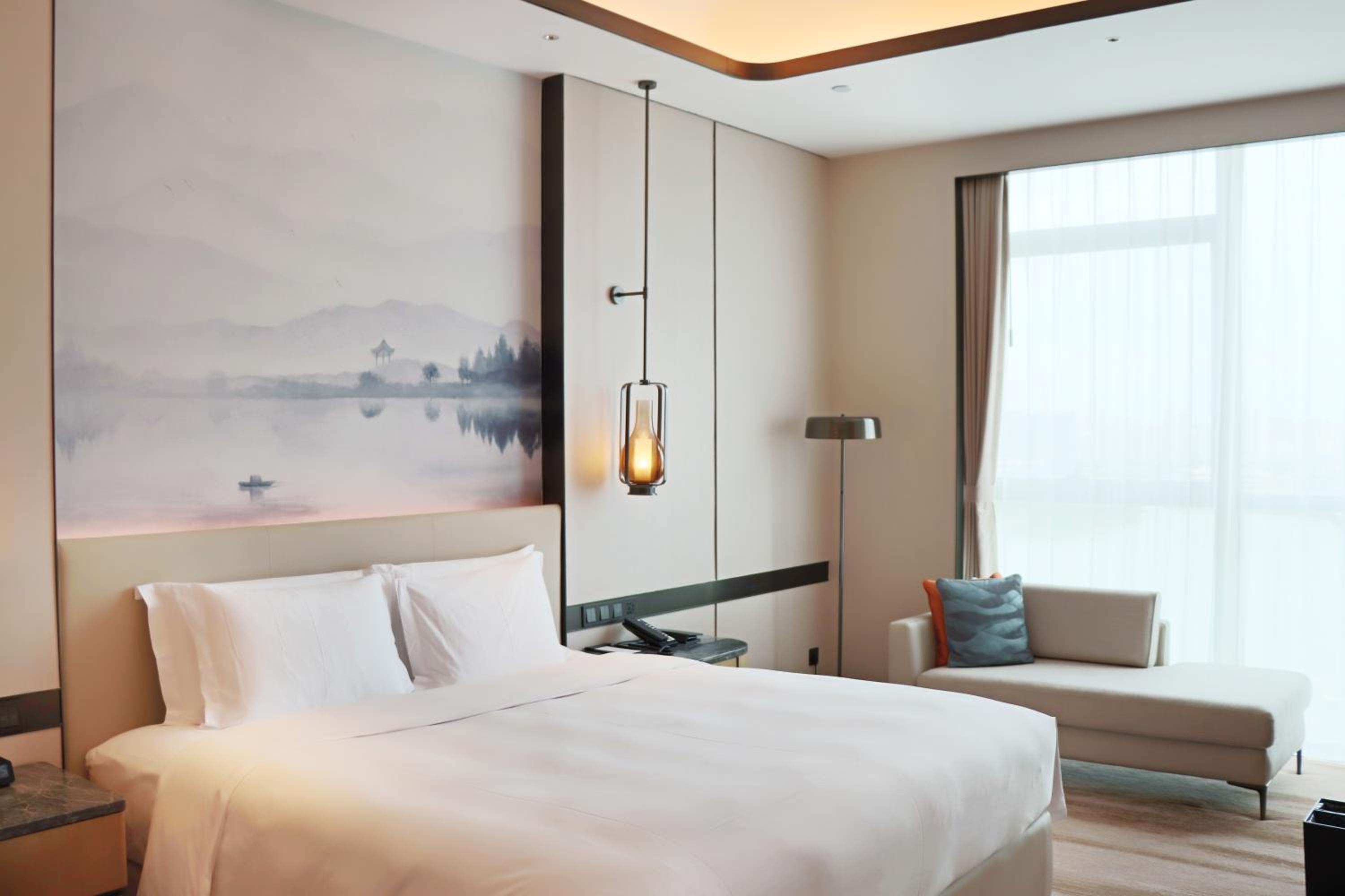 Deluxe Executive Room with Lake View and Lounge Access - Photo 1