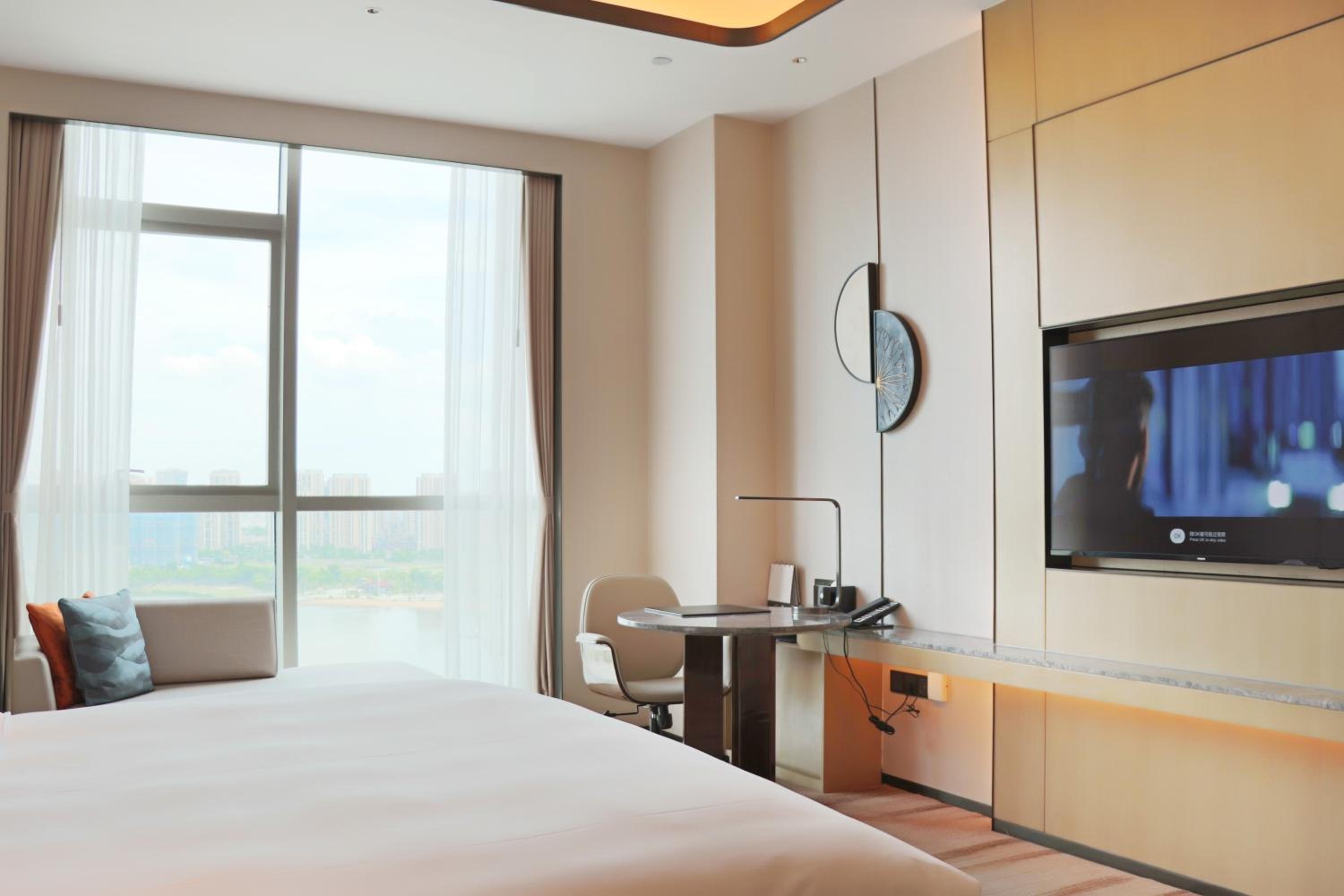 Deluxe Executive Room with Lake View and Lounge Access - Photo 4